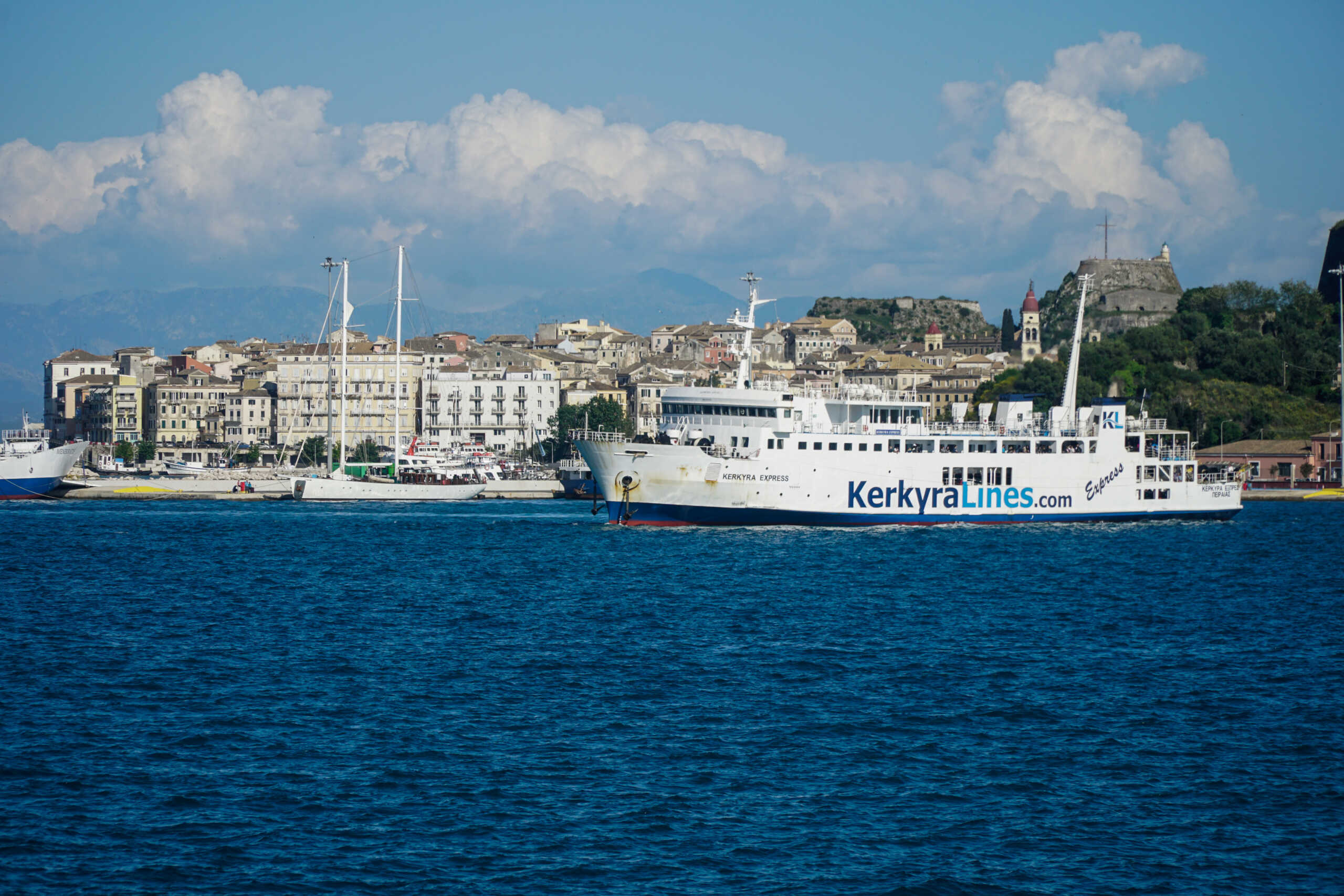 Άφιξη τουριστών, με πλοίο, στην Κέρκυρα για τον εορτασμό του Πάσχα. 
(ΓΙΩΡΓΟΣ ΚΟΝΤΑΡΙΝΗΣ