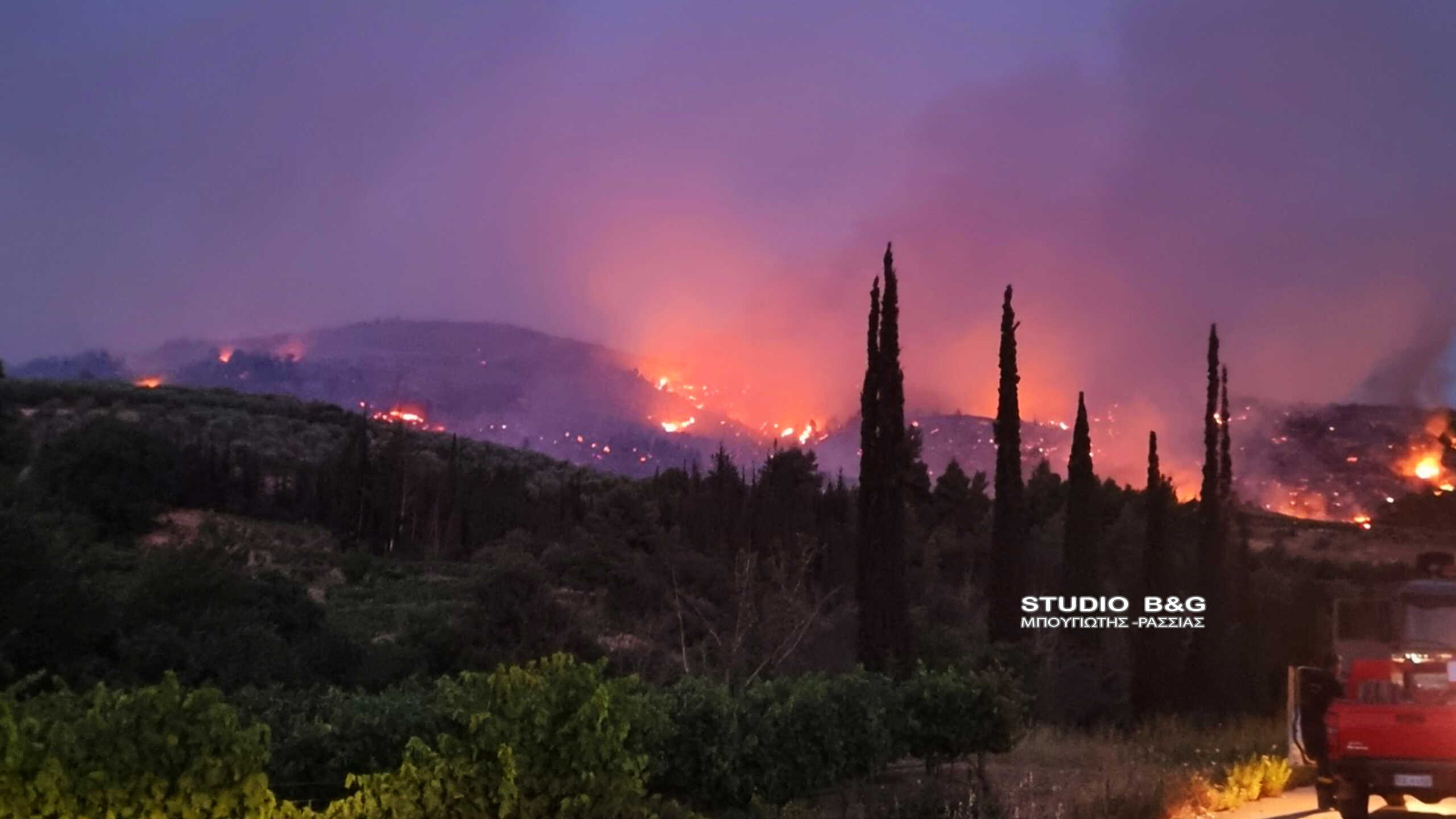 Στην Κορινθία για τη μεγάλη φωτιά ο Βασίλης Κικίλιας – Δύσκολη νύχτα σε πύρινο κλοιό