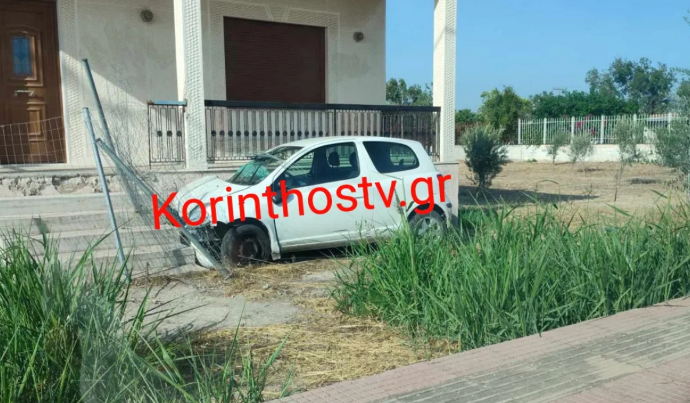 Κορινθία: Τροχαίο στο Περιγιάλι με αυτοκίνητο να καταλήγει στα σκαλιά εισόδου σπιτιού