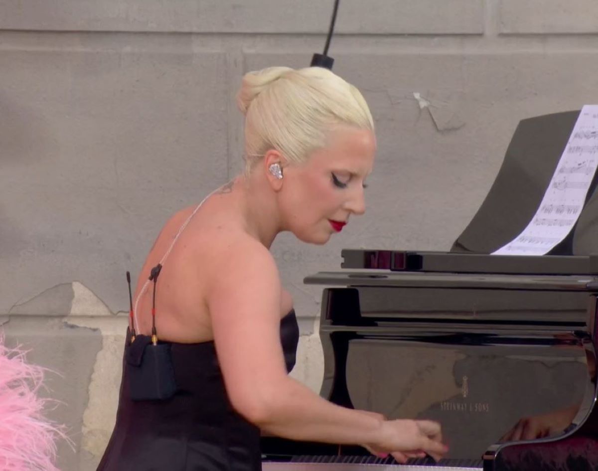 Η εντυπωσιακή Lady Gaga στην τελετή έναρξης των Ολυμπιακών Αγώνων