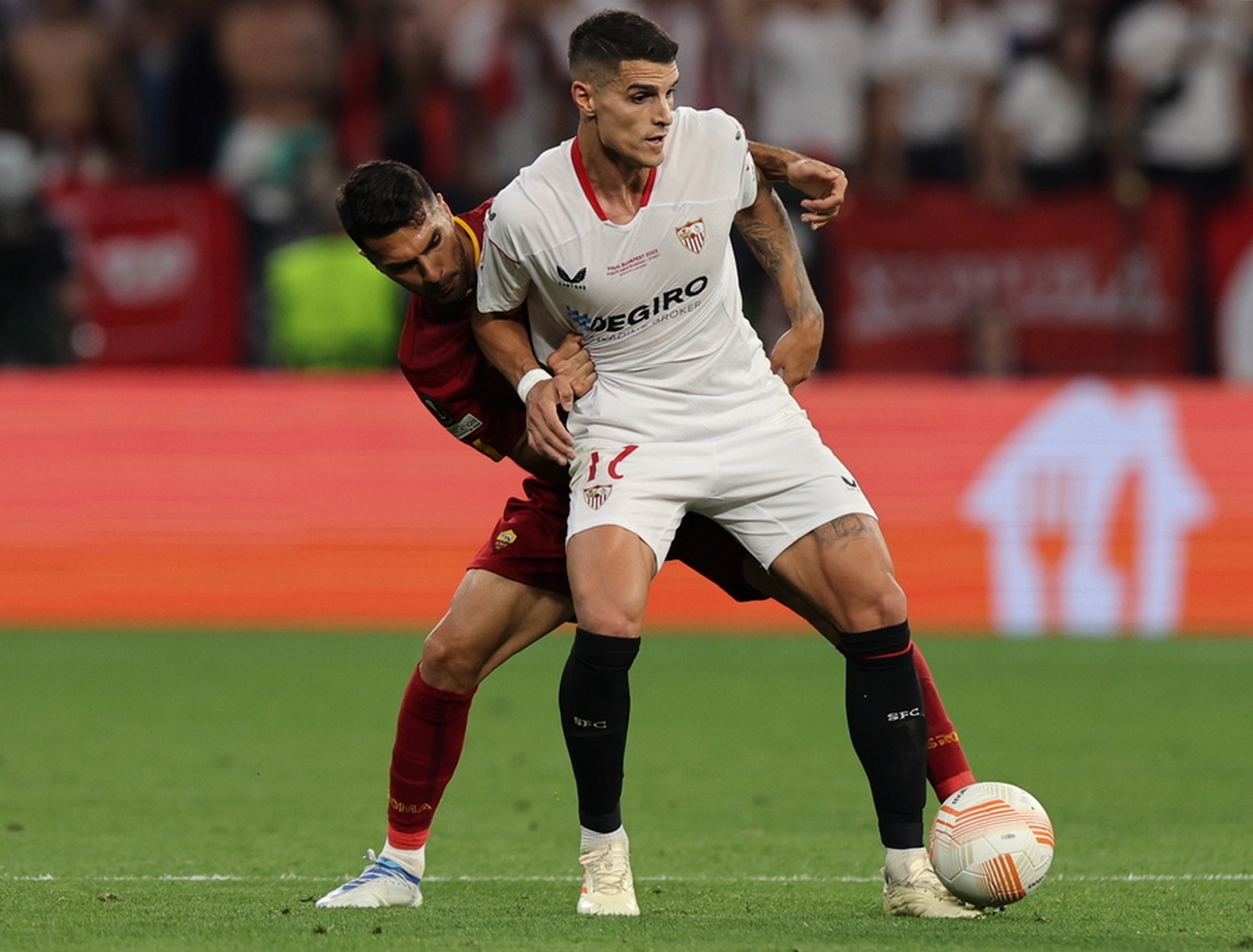 epa10665751 Erik Lamela (R) of Sevilla and Bryan Cristante (L) of Roma in action during the UEFA Europa League final between Seviila FC and AS Roma, in Budapest, Hungary, 31 May 2023.  EPA