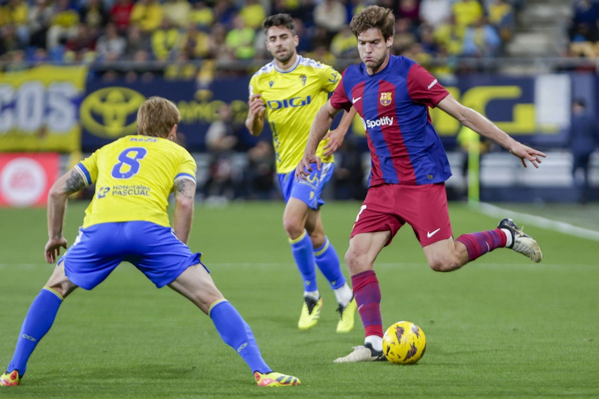 epa11277215 Barcelona's Marcos Alonso (R) in action during the Spanish LaLiga soccer match between Cadiz CF and FC Barcelona, in Cadiz, Spain, 13 April 2024.  EPA