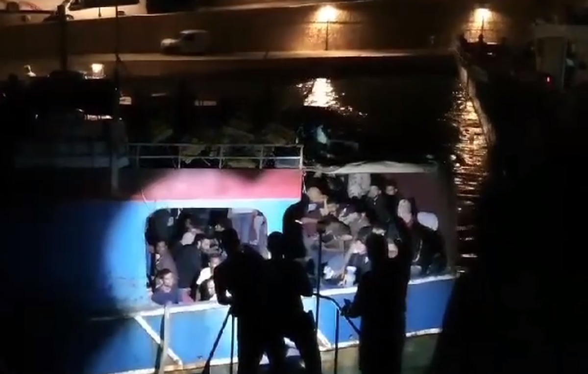Γαύδος: Βίντεο από τη διάσωση 283 μεταναστών που επέβαιναν σε πλοιάριο