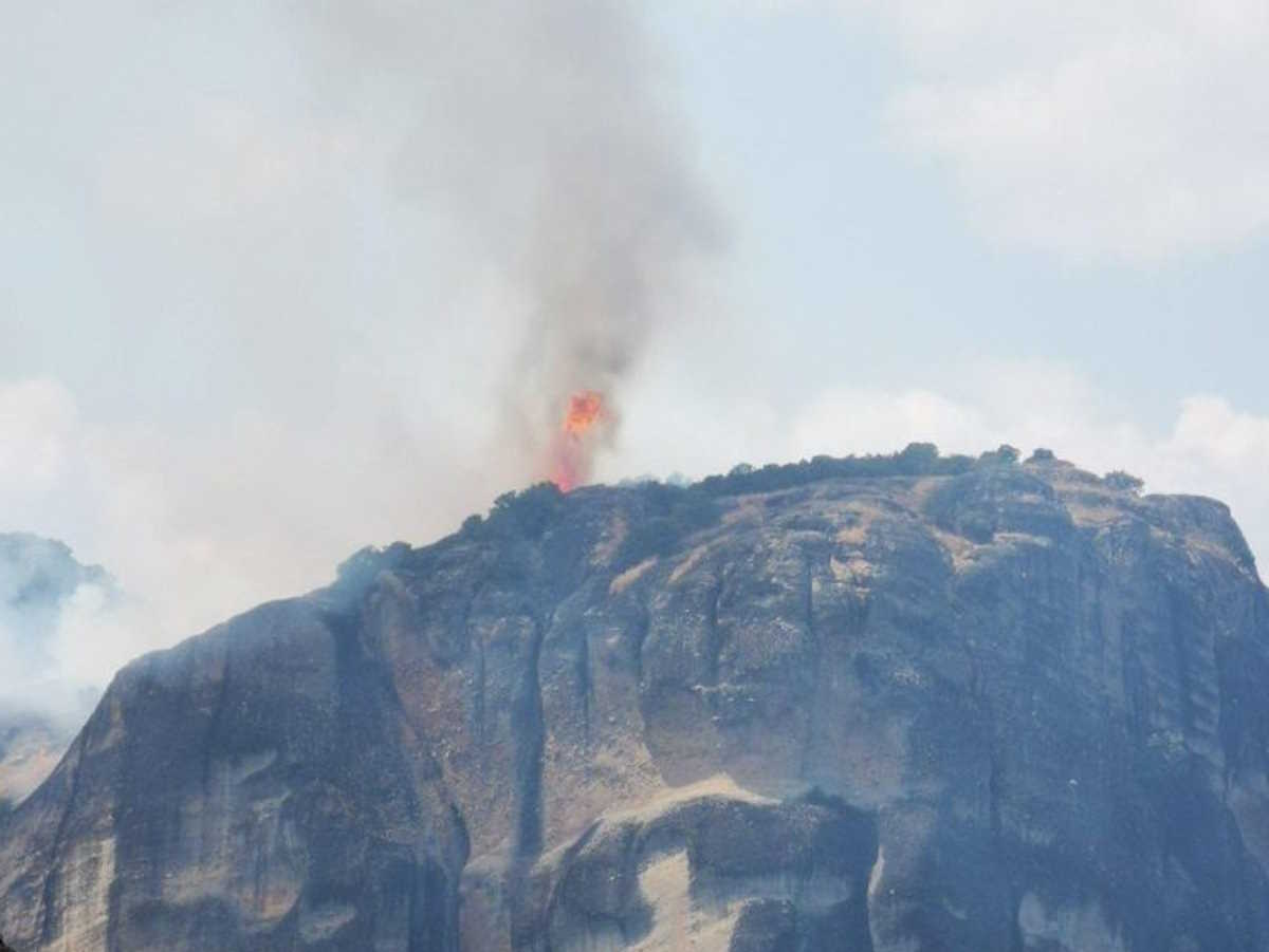 Φωτιά στα Μετέωρα, πνέουν ισχυροί άνεμοι στο σημείο