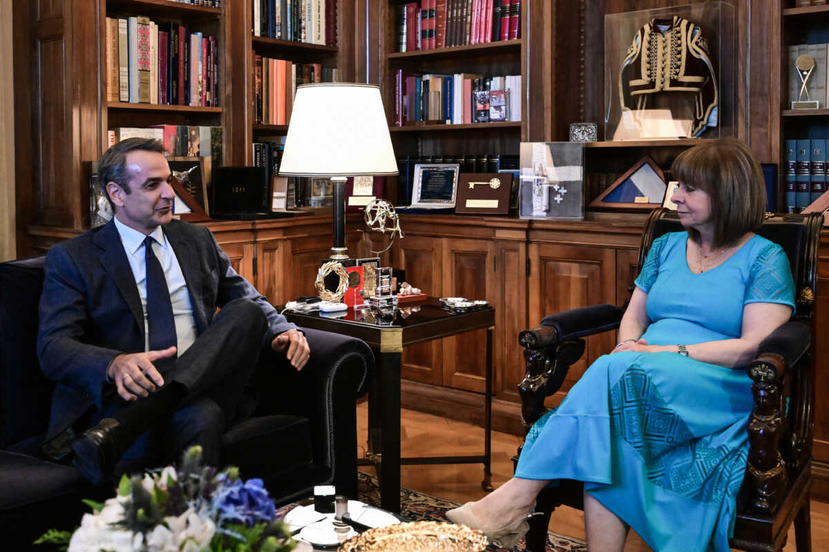 Συνάντηση της Προέδρου της Δημοκρατίας Κατερίνας Σακελλαροπούλου με τον Πρωθυπουργό Κυριάκο Μητσοτάκη, Παρασκευή 5 Ιουλίου 2024. 
(ΤΑΤΙΑΝΑ ΜΠΟΛΑΡΗ