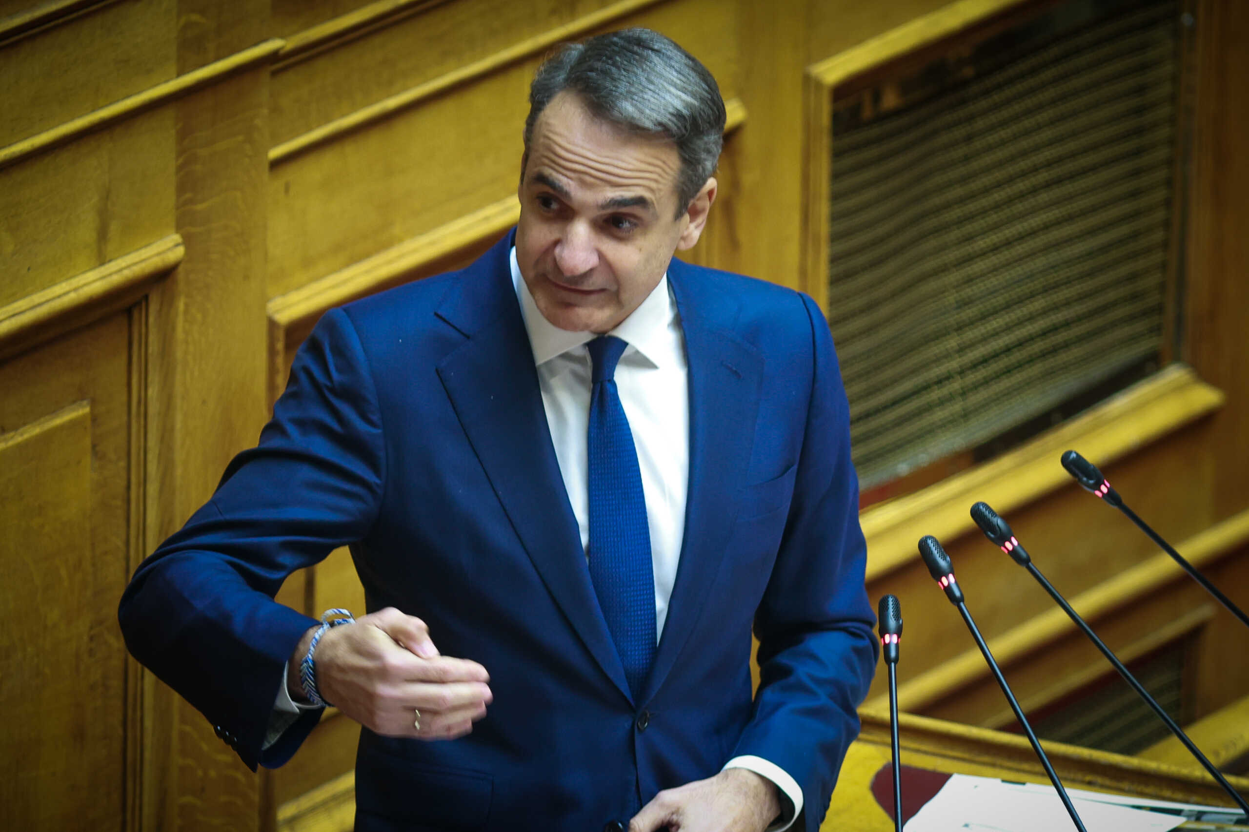Τρίτη ημέρα της συζήτησης στην Ολομέλεια της Βουλής της πρότασης δυσπιστίας στην κυβέρνηση που κατέθεσε ο πρόεδρος του ΠΑΣΟΚ-Κινήματος Αλλαγής Νίκος Ανδρουλάκης, με αφορμή το δημοσίευμα του "Βήματος της Κυριακής" για αλλοίωση των διαλόγων του σταθμάρχη της Λάρισας με τους μηχανοδηγούς το βράδυ της 28ης Φεβρουαρίου 2023, όταν και συνέβη η πολύνεκρη σύγκρουση αμαξοστοιχιών στα Τέμπη, Πέμπτη 28 Μαρτίου 2024. Την πρόταση δυσπιστίας του ΠΑΣΟΚ-Κινήματος Αλλαγής στηρίζουν ΣΥΡΙΖΑ-Προοδευτική Συμμαχία, ΚΚΕ, Νέα Αριστερά, Ελληνική Λύση και Πλεύση Ελευθερίας. 
(ΓΙΩΡΓΟΣ ΚΟΝΤΑΡΙΝΗΣ