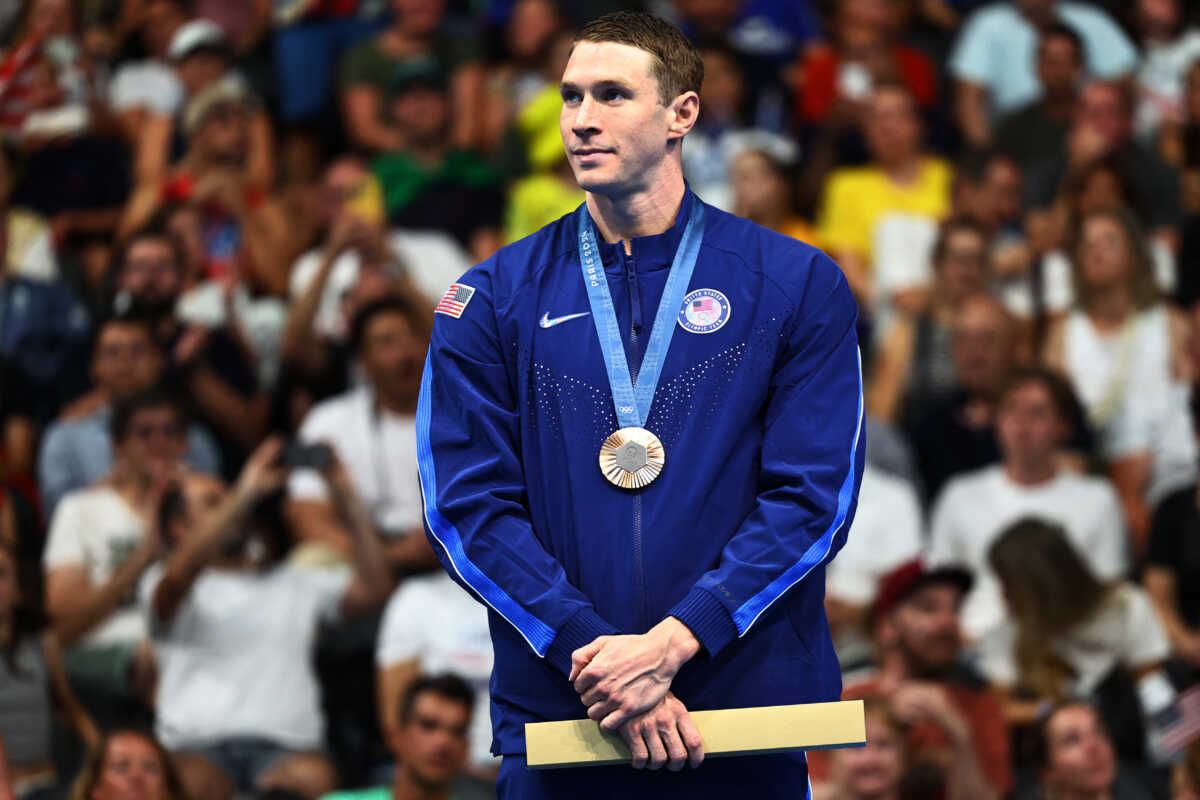 Paris 2024 Olympics - Swimming - Men's 100m Backstroke Victory Ceremony - Paris La Defense Arena, Nanterre, France - July 29, 2024. Bronze medallist Ryan Murphy of United States celebrates on the podium with his medal. REUTERS