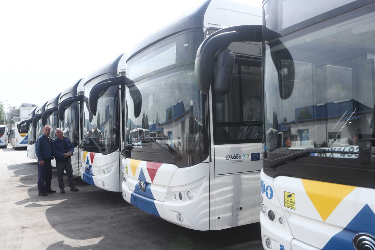 Τα ηλεκτρικά λεωφορεία του ΟΑΣΘ που θα πραγματοποιήσουν τα πρώτα δρομολόγια στην Θεσσαλονίκη, Δευτέρα 20 Μαΐου 2024. 
(ΒΑΣΙΛΗΣ ΒΕΡΒΕΡΙΔΗΣ