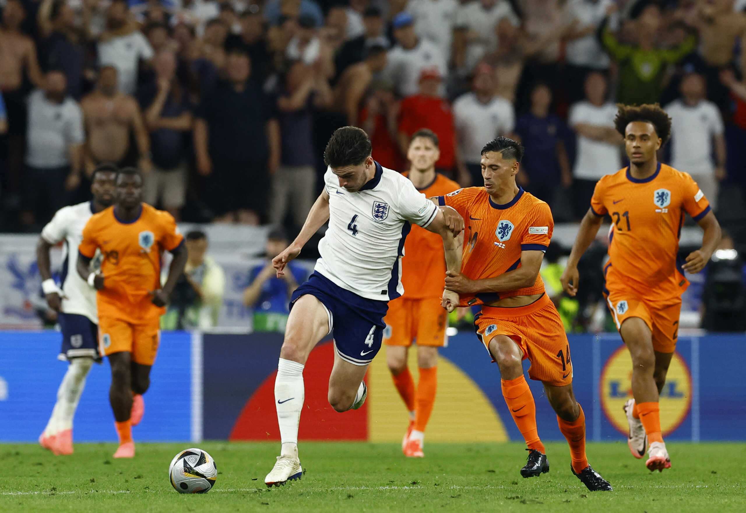 Soccer Football - Euro 2024 - Semi Final - Netherlands v England - Dortmund BVB Stadion, Dortmund, Germany - July 10, 2024  England's Declan Rice in action with Netherlands' Tijjani Reijnders REUTERS