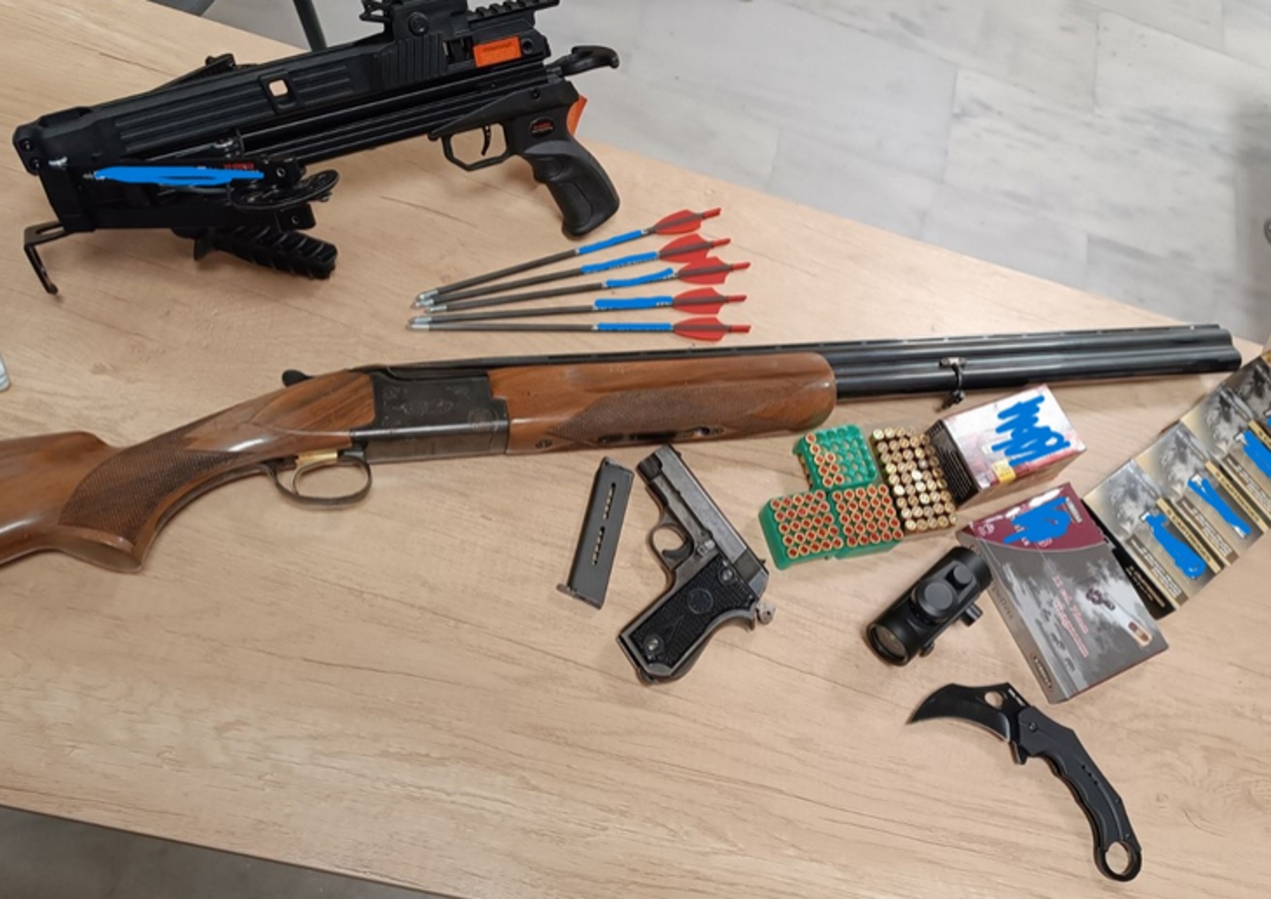 Χανιά: Συνελήφθη 58χρονος μετά από καταγγελία της συζύγου για ενδοοικογενειακή βία και αποκαλύφθηκε ένα μικρό οπλοστάσιο
