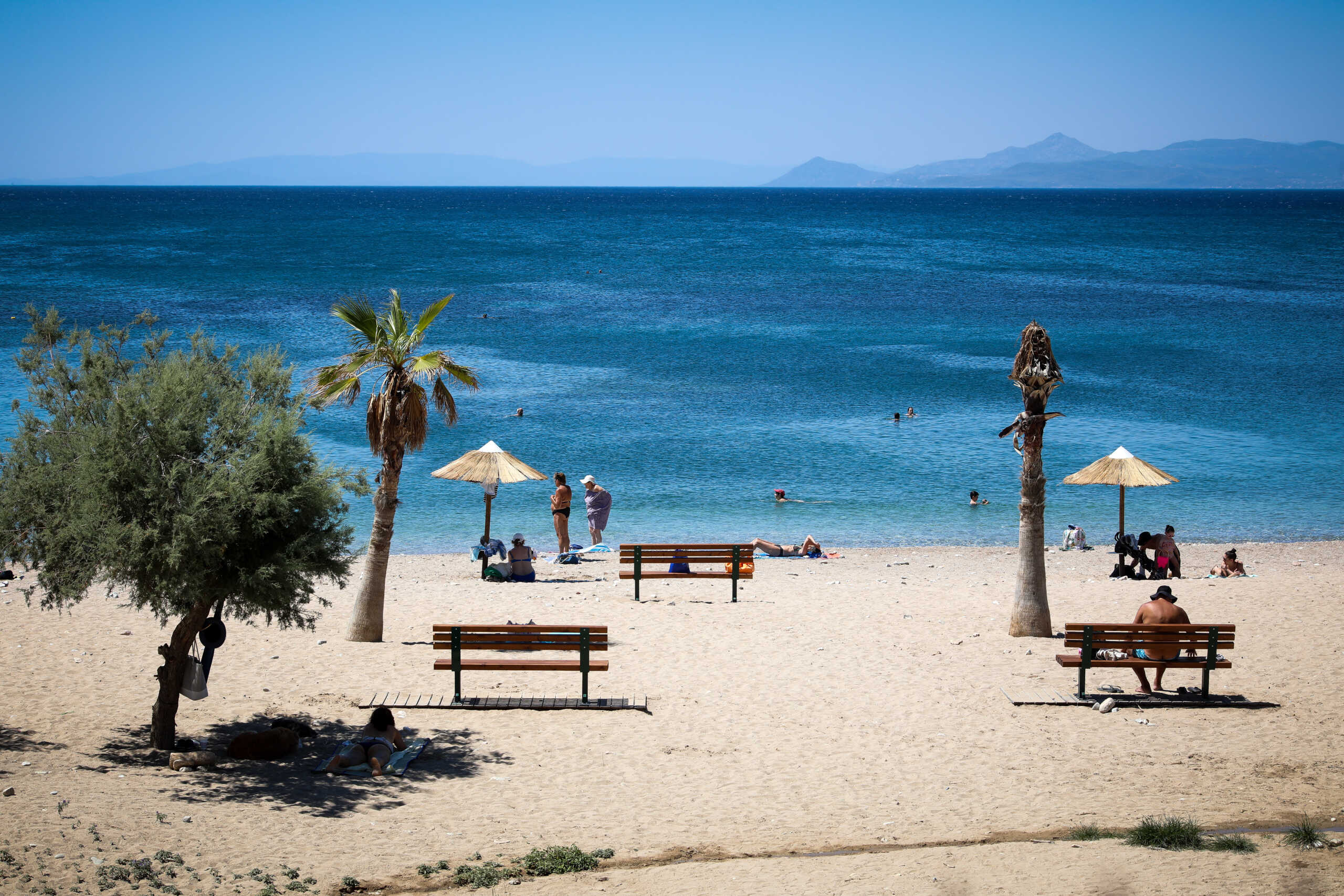 Το κύμα καύσωνα και οι υψηλές για την εποχή θερμοκρασίες, οδηγούν όσους βρίσκονται ακόμα στην πόλη της Αθήνας στις παραλίες για λίγη δροσιά, Τρίτη 16 Ιουλίου 2024  (ΜΑΡΙΑΝΘΗ ΤΣΟΜΠΑΝΟΠΟΥΛΟΥ)