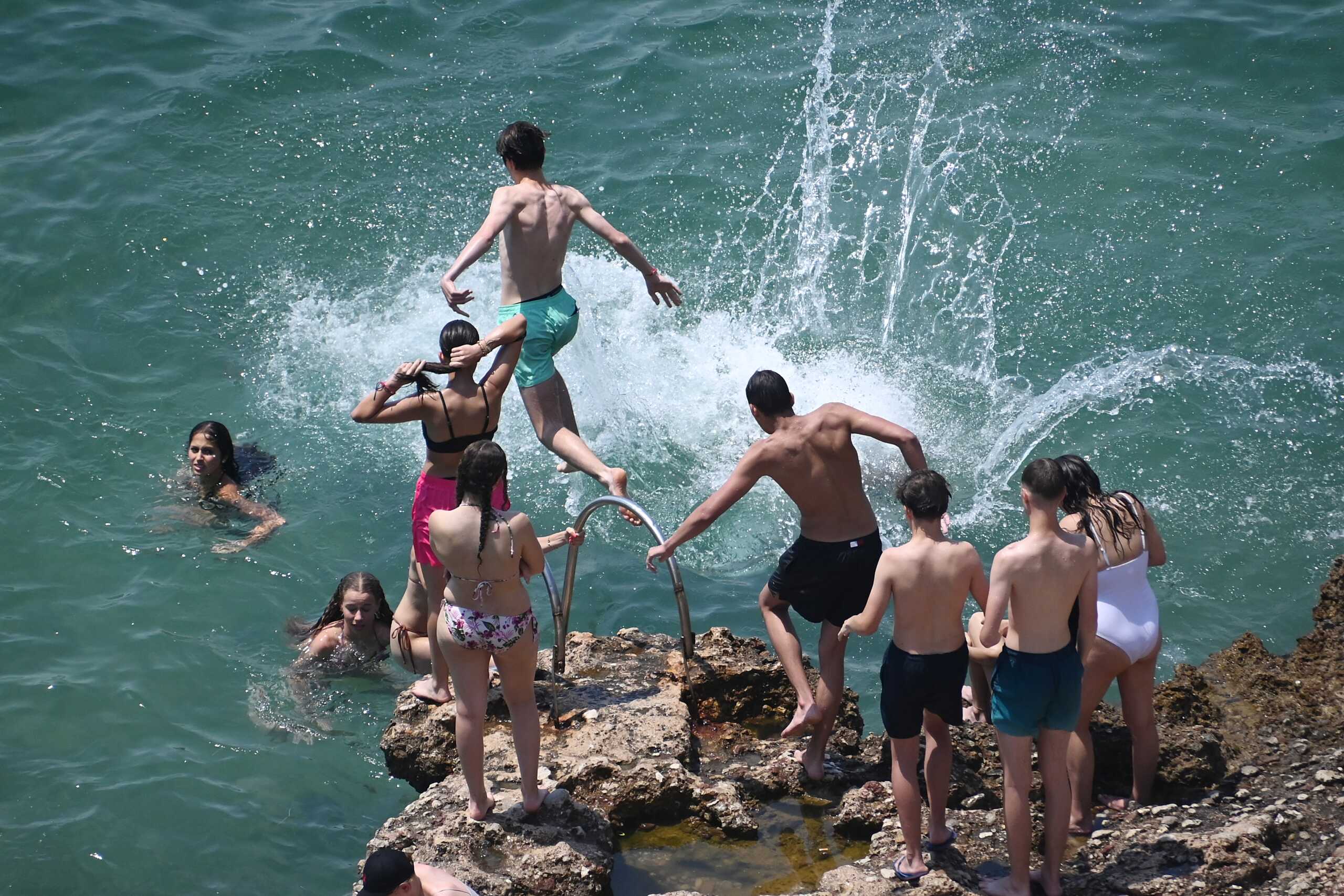 ΑΡΓΟΛΙΔΑ - ΣΤΙΓΜΙΟΤΥΠΟ ΖΕΣΤΗΣ ΚΑΙ ΜΠΑΝΙΟ ΣΤΗ ΠΑΡΑΛΙΑ ΤΗΣ ΑΡΒΑΝΙΤΙΑΣ ΣΤΟ ΝΑΥΠΛΙΟ. (ΒΑΣΙΛΗΣ ΠΑΠΑΔΟΠΟΥΛΟΣ