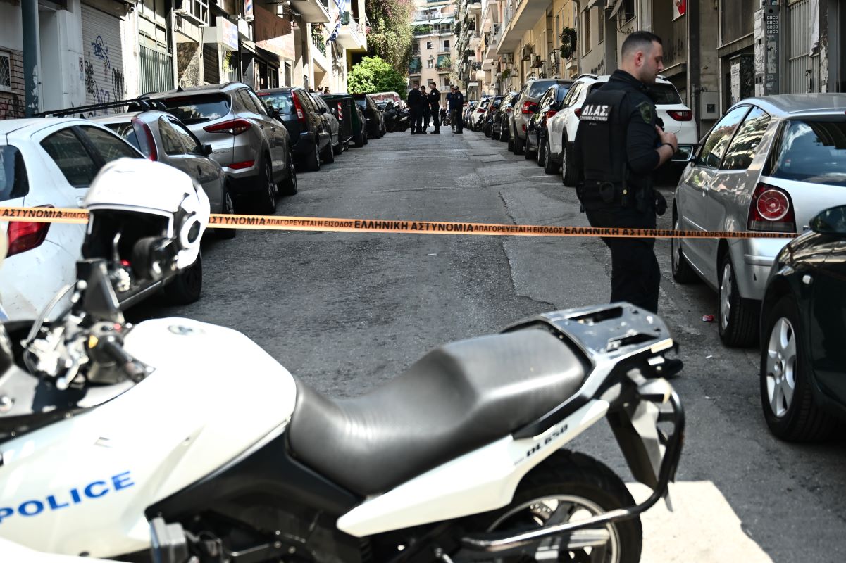 Πατήσια: Παραδόθηκε ο άνδρας που ταμπουρώθηκε και απειλούσε να σκοτώσει όποιον πλησίαζε – Μαρτυρίες από γείτονες