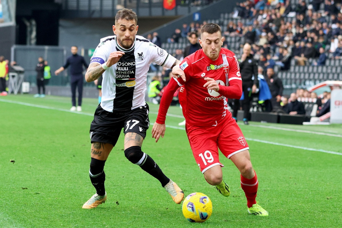 epa11123504 Udinese's Roberto Pereyra (L) and Monza's Samuele Birindelli in action during the Italian Serie A soccer match Udinese Calcio vs AC Monza at the Friuli - Dacia Arena stadium in Udine, Italy, 3 February 2024.  EPA