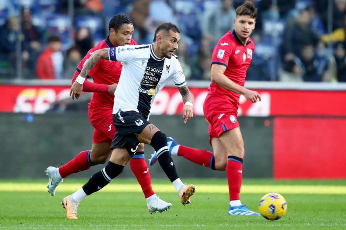 epa10971756 Udinese's Roberto Pereyra (R) and Atalanta's Luis Fernando Muriel in action during the Italian Serie A soccer match between Udinese Calcio and Atalanta BC in Udine, Italy, 12 November 2023.  EPA