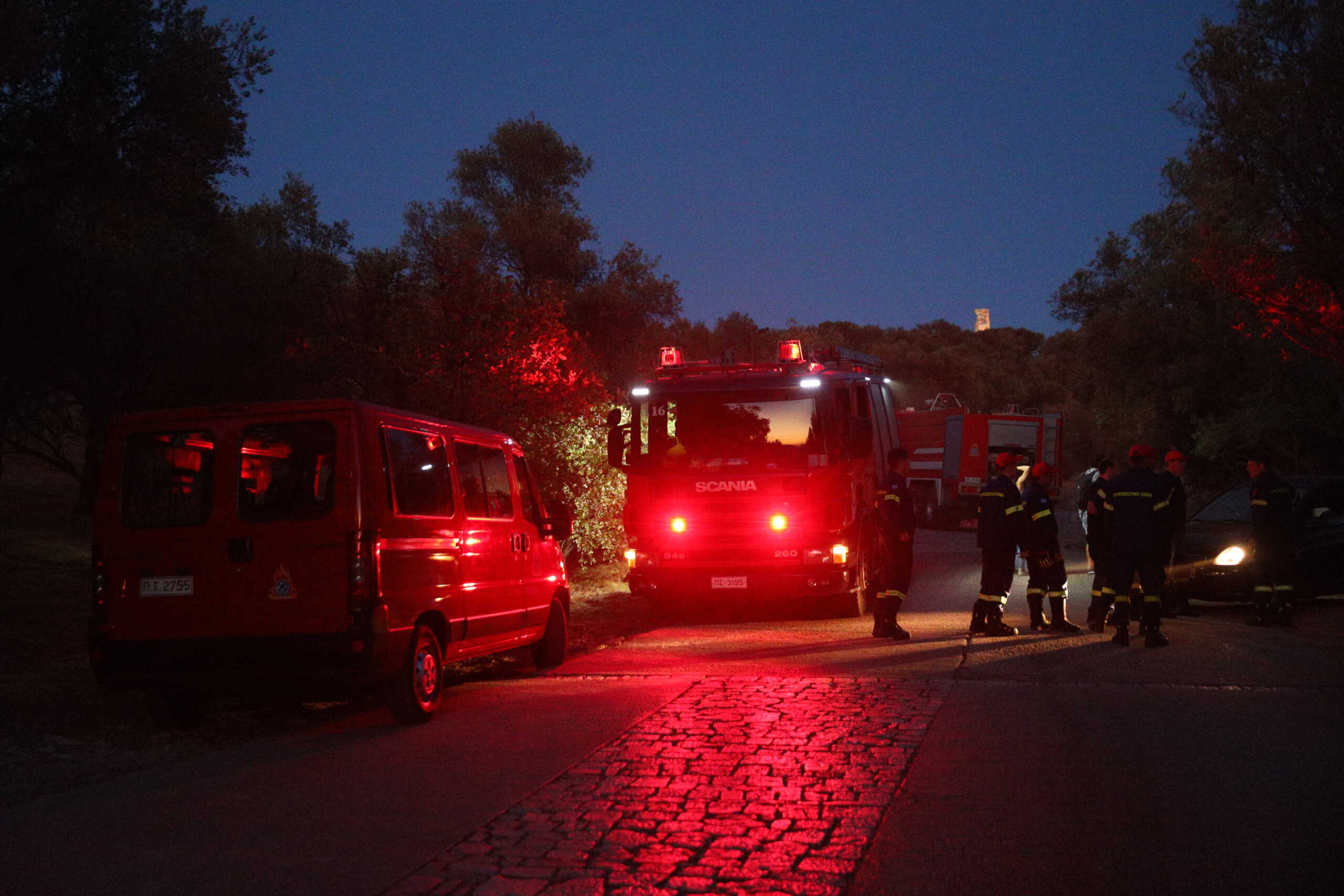 Οχήματα της Πυροσβεστικής Υπηρεσίας στον λόγο του Φιλοπάππου αφού έχουν θέσει υπό έλεγχο μικρής έκτασης πυρκαγιά, Κυριακή 30 Ιουνίου 2024. 
(ΓΙΑΝΝΗΣ ΠΑΝΑΓΟΠΟΥΛΟΣ