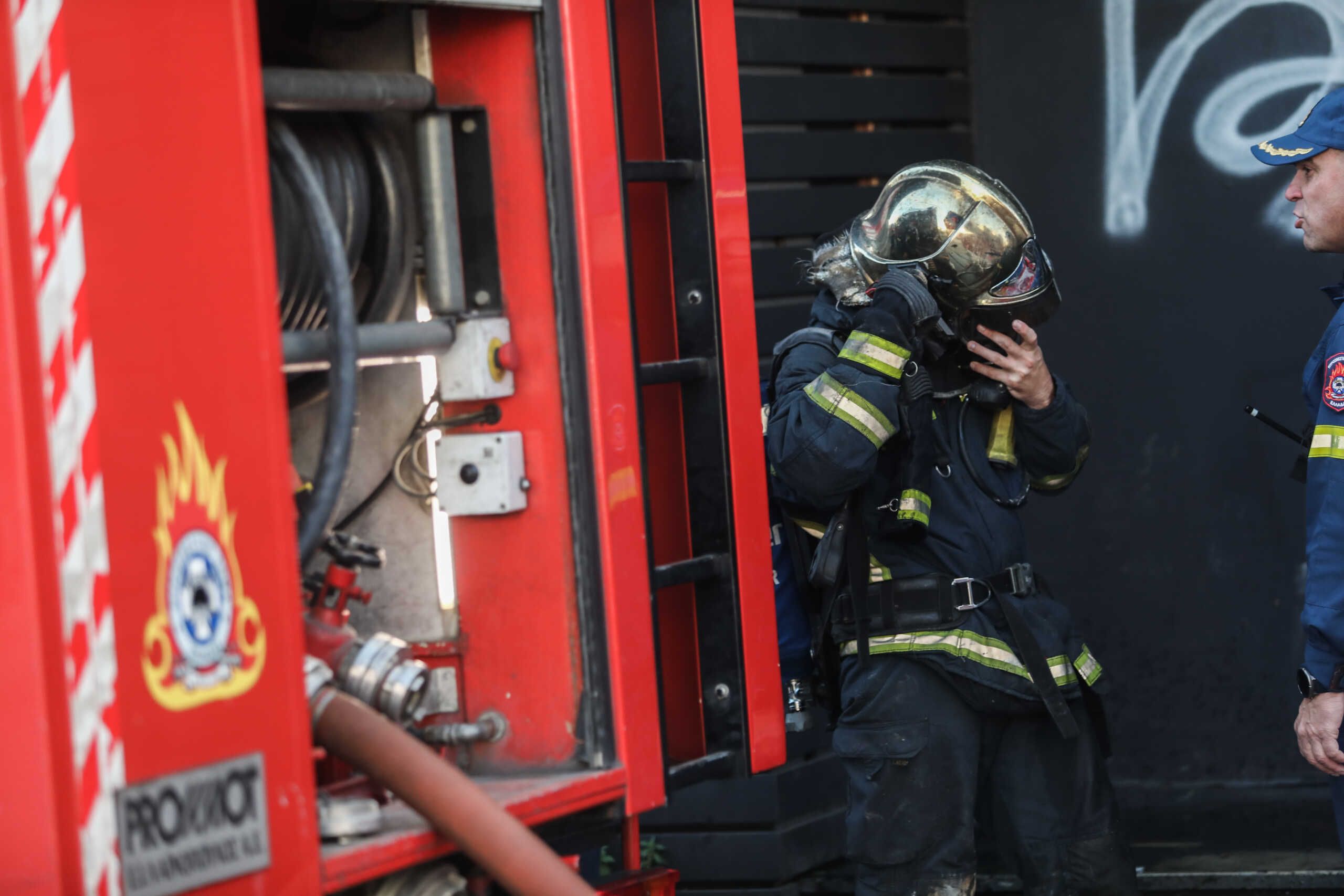 Πυρκαγιά σε νυχτερινό κέντρο στην οδό Πειραιώς, στο Γκάζι, Πέμπτη 16 Μαρτίου 2023. Για την κατάσβεση της επιχείρησαν 20 πυροσβέστες με 6 όχηματα.
(ΓΙΑΝΝΗΣ ΠΑΝΑΓΟΠΟΥΛΟΣ