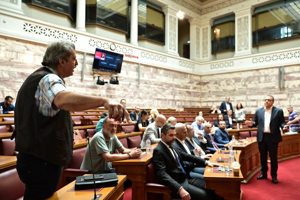 Πηγές ΝΔ για Πολάκη: Πρώτη φορά κάποιος μπαίνει μέσα σε θεσμικό όργανο από το οποίο έχει διαγραφεί – Δεν είπε λέξη ο Κασσελάκης