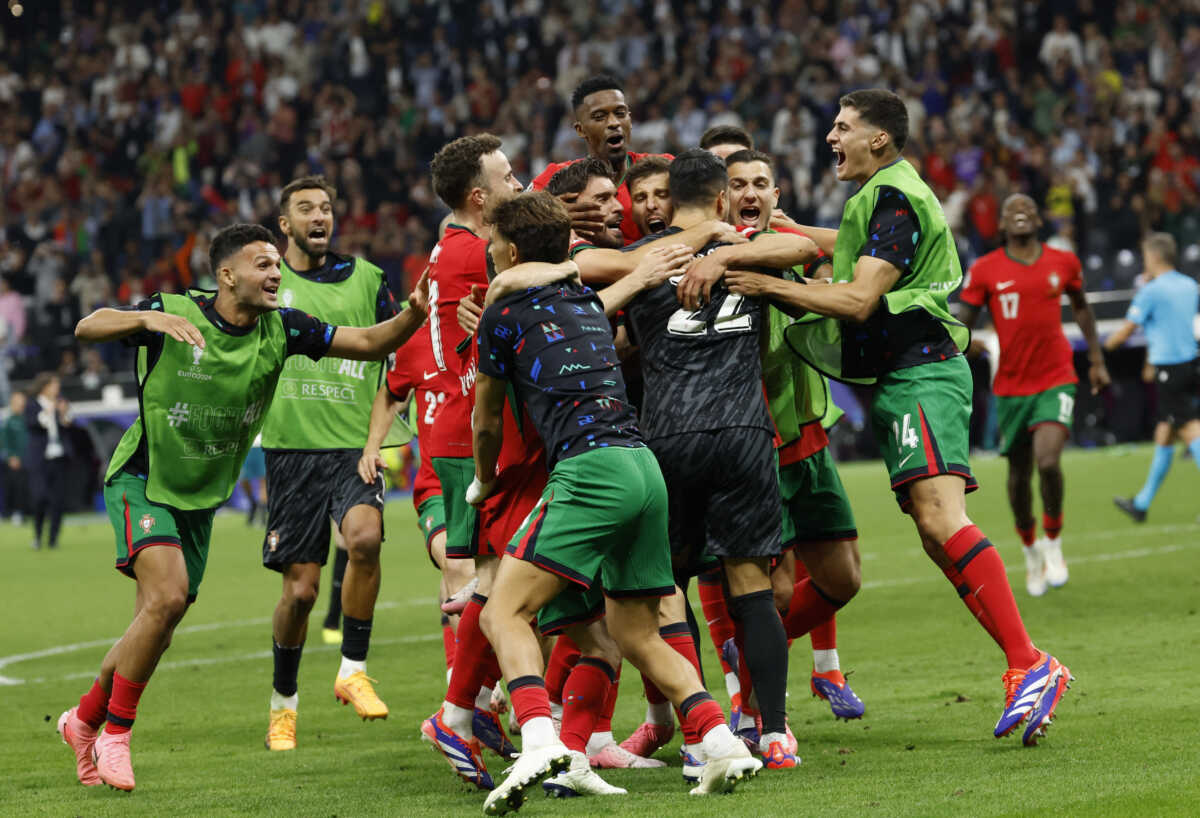Soccer Football - Euro 2024 - Round of 16 - Portugal v Slovenia - Frankfurt Arena, Frankfurt, Germany - July 1, 2024  Portugal's Diogo Costa celebrates with teammates after winning the penalty shootout REUTERS