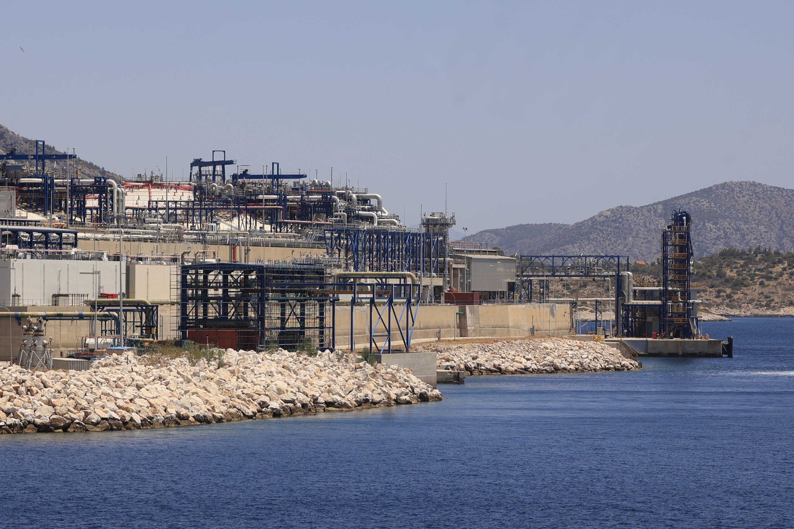 Επίσκεψη στις εγκαταστάσεις επαναεριοποίησης της Ρεβυθούσας, Δευτέρα 27 Μαΐου 2024. Η επίσκεψη πραγματοποιήθηκε στα πλαίσια του συνεδρίου "East Mediterranean Gas Forum" (EMGF), το οποίο διοργανώθηκε στην Αθήνα από το υπουργείο Περιβάλλοντος και Ενέργειας, σε συνεργασία με την Γραμματεία του EMGF, με πεδίο εστίασης την ενίσχυση των συνεργασιών στην Ανατολική Μεσόγειο για την ανάπτυξη τεχνολογιών ενεργειακής μετάβασης. 
(ΓΙΩΡΓΟΣ ΚΟΝΤΑΡΙΝΗΣ