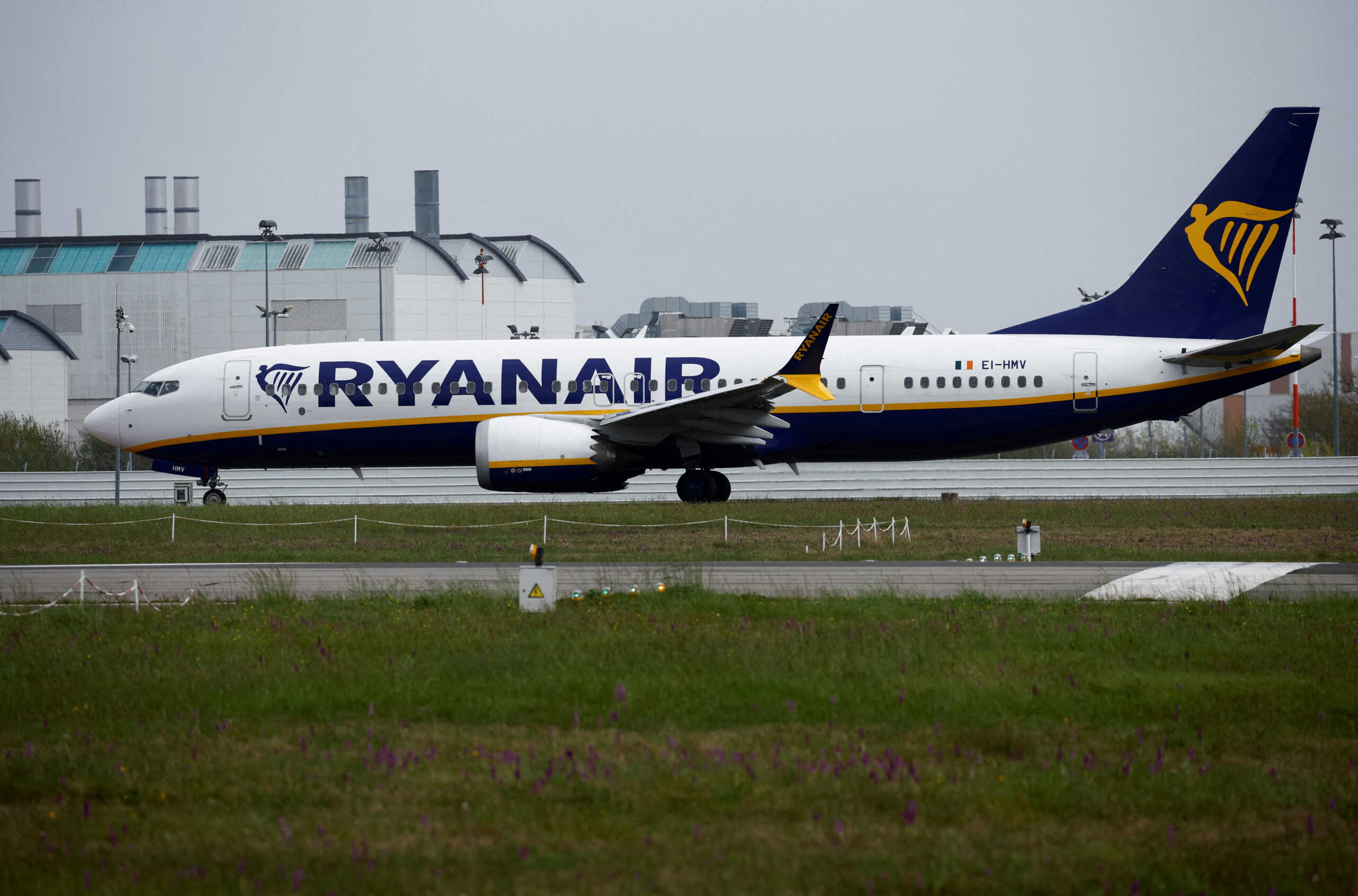 FILE PHOTO: A Ryanair Boeing 737 MAX 8-200 Aircraft prepares to take off from the Nantes Atlantique Airport in Bouguenais near Nantes, France, April 3, 2024. REUTERS
