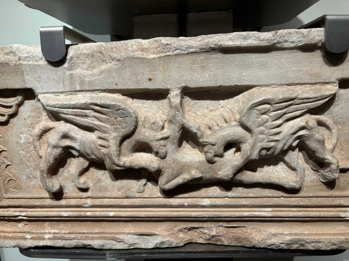Τα εγκαίνια του αποκατεστημένου κτηρίου και της επανέκθεσης του Αρχαιολογικού Μουσείου πραγματοποιήθηκαν από την Υπουργό Πολιτισμού Λίνα Μενδώνη, κατά τη διήμερη επίσκεψη εργασίας στη Σαμοθράκη.  Το Μουσείο, που σχεδιάστηκε από τον Αμερικανό St. Shaw, στο πλαίσιο των αρχαιολογικών ερευνών των μελών της Αμερικανικής Σχολής Κλασικών Σπουδών, στην Ελλάδα, εγκαινιάστηκε το 1955 από τον Γεώργιο Ράλλη, και ήταν το πρώτο αρχαιολογικό μουσείο στη Θράκη. Μετά από σχεδόν εξήντα χρόνια αδιάλειπτης λειτουργίας, το 2013, η αποκατάσταση και η επέκταση του κτηρίου εντάχθηκε από το Υπουργείο Πολιτισμού στο Περιφερειακό Επιχειρησιακό Πρόγραμμα Ανατολικής Μακεδονίας Θράκης του ΕΣΠΑ 2007-2013, ενώ η επανέκθεση του χρηματοδοτήθηκε από το ίδιο πρόγραμμα στο πλαίσιο του ΕΣΠΑ 2014-2020. Νωρίτερα, η Υπουργός συνεργάστηκε στο Δημαρχείο με τον Δήμαρχο Σαμοθράκης Αθανάσιο Βίτσα και τους συνεργάτες του, παρουσία του Αντιπεριφερειάρχη Έβρου Ευάγγελου Πουλιλιού, του Βουλευτή Έβρου Αναστασίου Δημοσχάκη, καθώς και υπηρεσιακών παραγόντων του ΥΠΠΟ. Η Λίνα Μενδώνη πραγματοποίησε αυτοψία στον μεσαιωνικό  Πύργο του Φονιά, αμυντικό έργο του 15ου αι., στο ανατολικό άκρο της βόρειας παραλίας της Σαμοθράκης, στις ανατολικές εκβολές, του ποταμού Φονιά. 
(ΓΡΑΦΕΙΟ ΤΥΠΟΥ ΥΠ. ΠΟΛΙΤΙΣΜΟΥ
