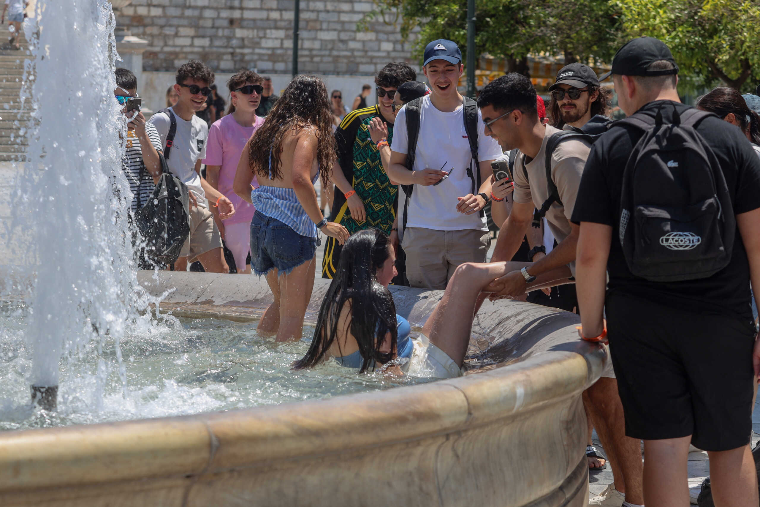 Στιγμιότυπο από την Αθήνα, Παρασκευή 12 Ιουλίου 2024. Οι υψηλές θερμοκρασίες που επικρατούν τις τελευταίες ημέρες δημιουργούν μία αποπνικτική ατμόσφαιρα και δοκιμάζουν τις αντοχές των κατοίκων, ιδιαίτερα των ευπαθών ομάδων. 
(ΠΑΝΑΓΟΠΟΥΛΟΣ ΓΙΑΝΝΗΣ