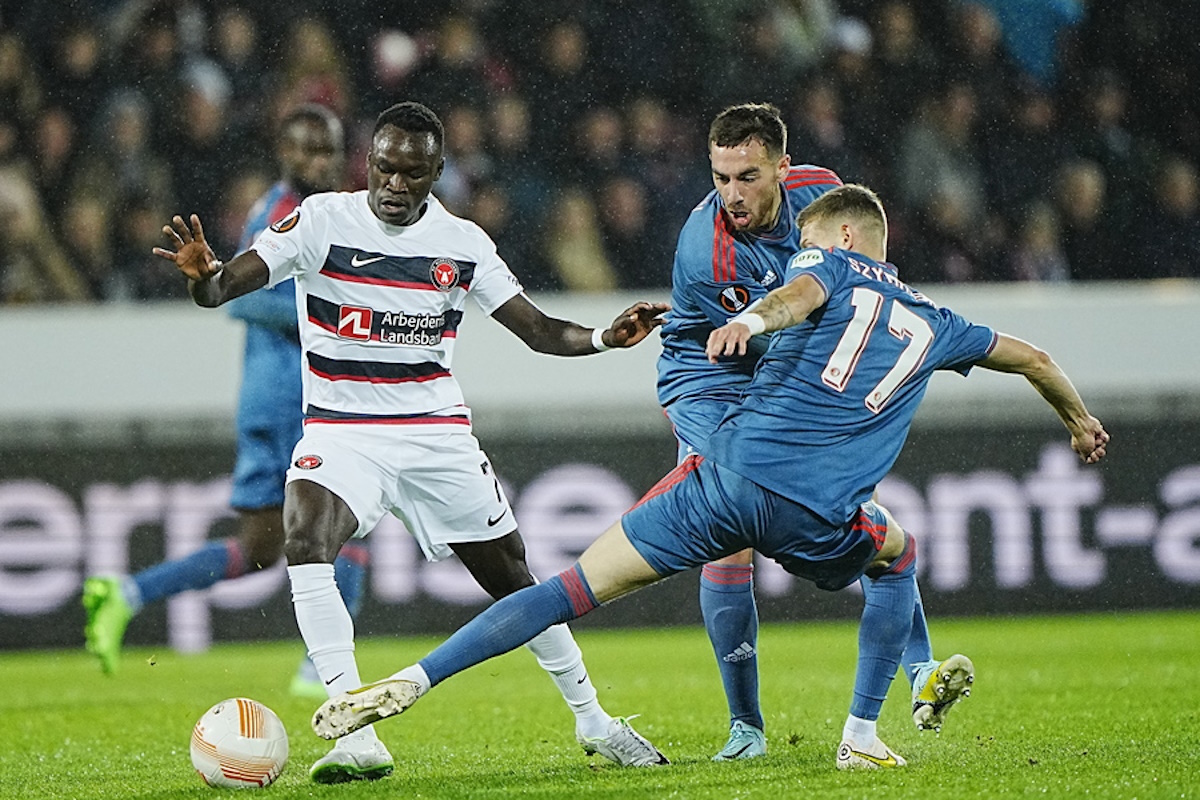 epa10227826 Pione Sisto (L) of FC Midtjylland and Sebastian Szymanski of Feyenoord vie for the ball during the UEFA Europa League Group F soccer match between FC Midtjylland and Feyenoord Rotterdam at MCH Arena in Herning, Denmark, 06 October 2022.  EPA