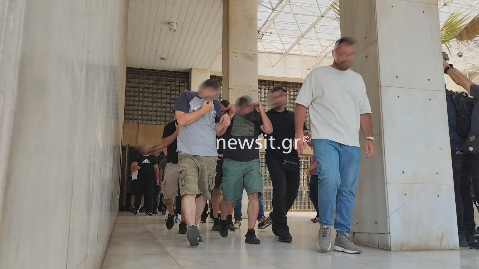 Στα δικαστήρια οι 74 συλληφθέντες για τα επεισόδια με πυροβολισμούς έξω από το γήπεδο στη Λεωφόρο Αλεξάνδρας