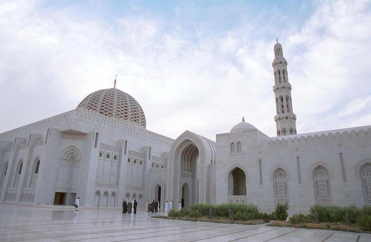 MUS04 - 20010504 - MUSCAT, OMAN : Picture taken 04 May 2001 shows the largest mosque in Oman 04 May 2001. The mosque, named after the Gulf Arab state's ruler, Sultan Qaboos can take 20,000 worshippers and covers an area of 24,400 square meters. 
EPA PHOTO AFPI