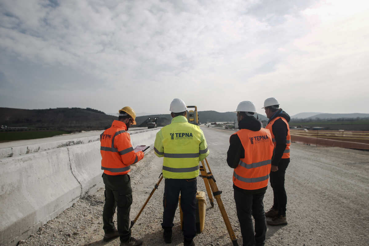 Στιγμιότυπο από το εργοτάξιο στην Βασιλική του νομού Τρικάλων όπου κατασκευάζεται το βόρειο τμήμα του Αυτοκινητόδρομου Κεντρικής Ελλάδας Ε65, το οποίο θα συνδέσει τα Τρίκαλα με τα Γρεβενά και στη συνέχεια βορειότερα με την Εγνατία Οδό, Σάββατο 25 Φεβρουαρίου 2023. 
(ΘΑΝΑΣΗΣ ΚΑΛΛΙΑΡΑΣ