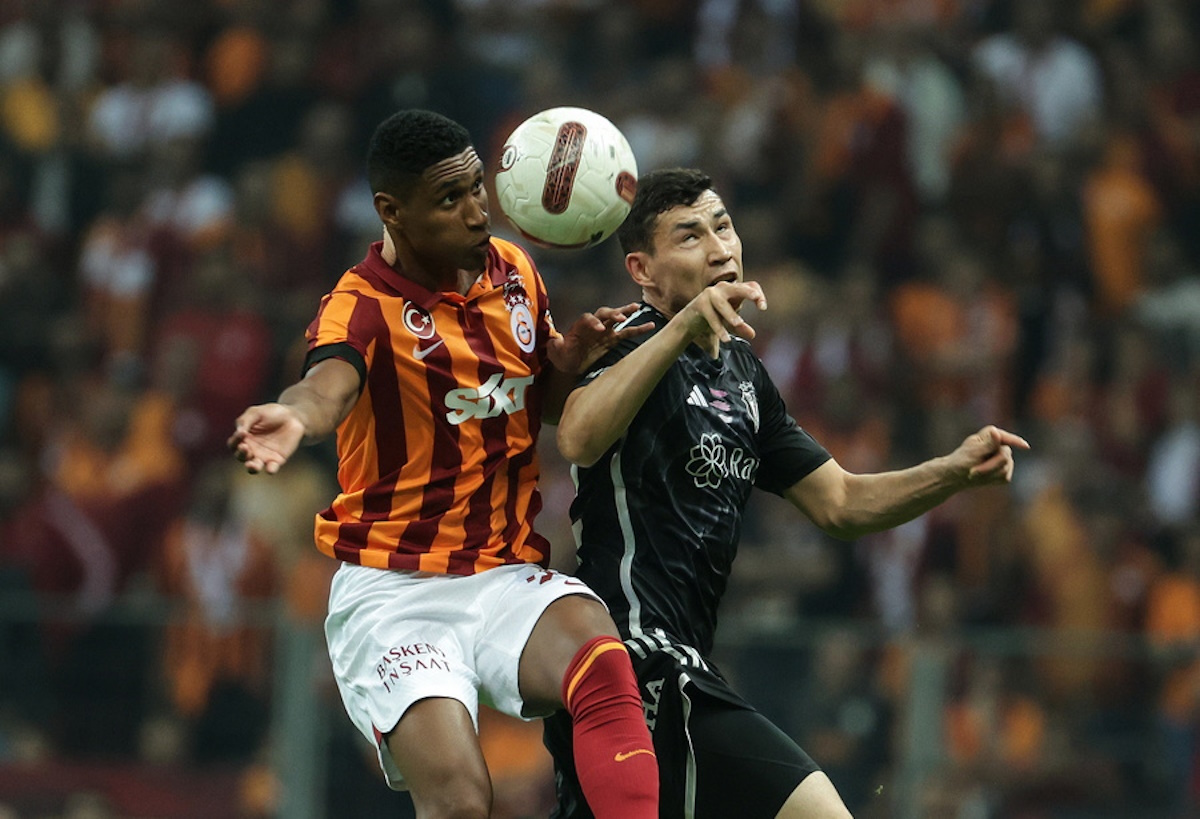epa10931113 Tete (L) of Galatasaray in action against Bakhtiyor Zaynutdinov (R) of Besiktas during the Turkish Super League soccer match between Galatasaray SK and Besiktas JK in Istanbul, Turkey, 21 October 2023.  EPA