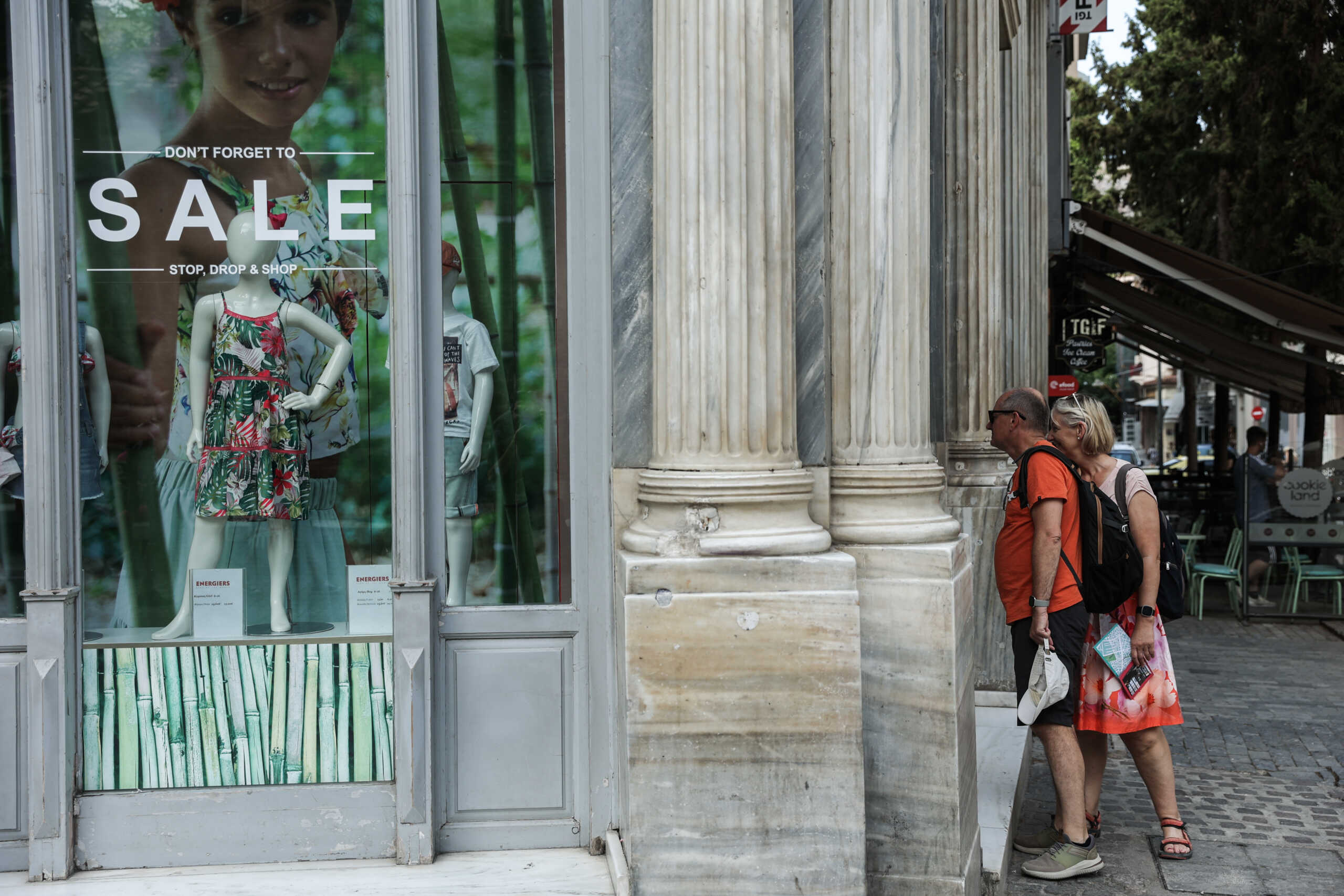 Στιγμιότυπο από εμπορικό κατάστημα στην οδό Ερμού στην Αθήνα στην έναρξη των θερινών εκπτώσεων, την Δευτέρα 11 Ιουλίου 2022.