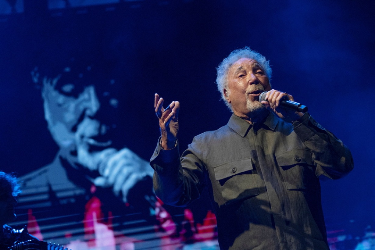 epa09417137 A handout photo made available by Starlite Festival shows Welsh singer-songwriter Tom Jones performing on stage at Starlite Festival in Marbella, southern Spain, 16 August 2021.  EPA