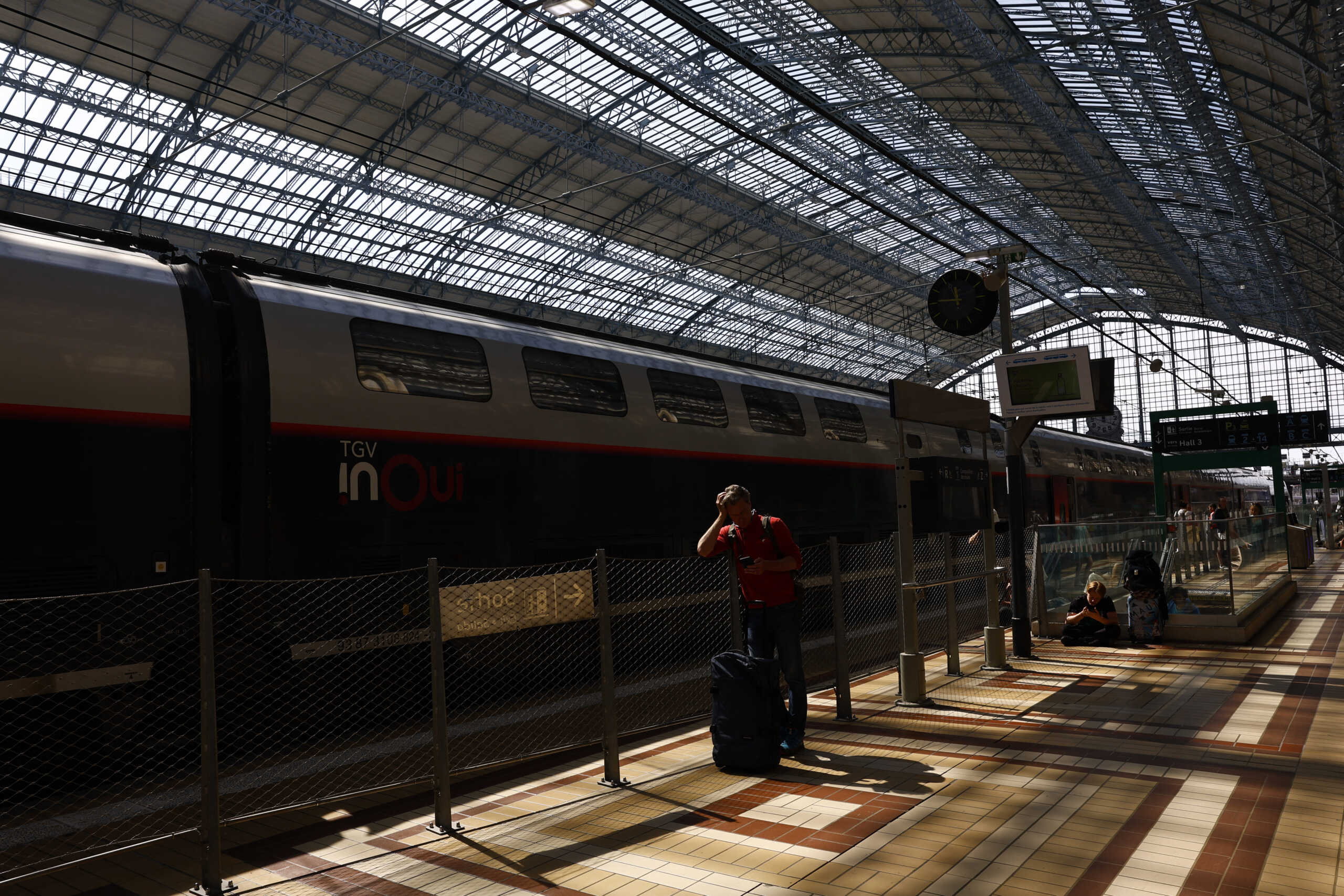Paris 2024 Olympics - Gare de Bordeaux Saint-Jean, Bordeaux, France - July 26, 2024. Passengers react inside Gare de Bordeaux Saint-Jean station after threats against France's high-speed TGV network, ahead of the Paris 2024 Olympics opening ceremony. REUTERS