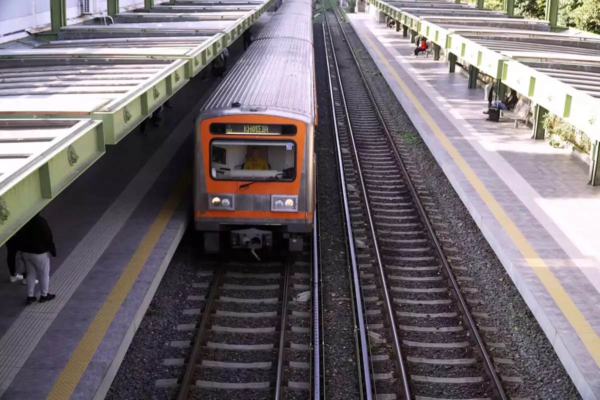 Ηλεκτρικός: Εκτροχιασμός για την ανακαίνιση – αναβάθμιση 14 συρμών – «Καμίνι» τα βαγόνια, μεγάλες οι καθυστερήσεις