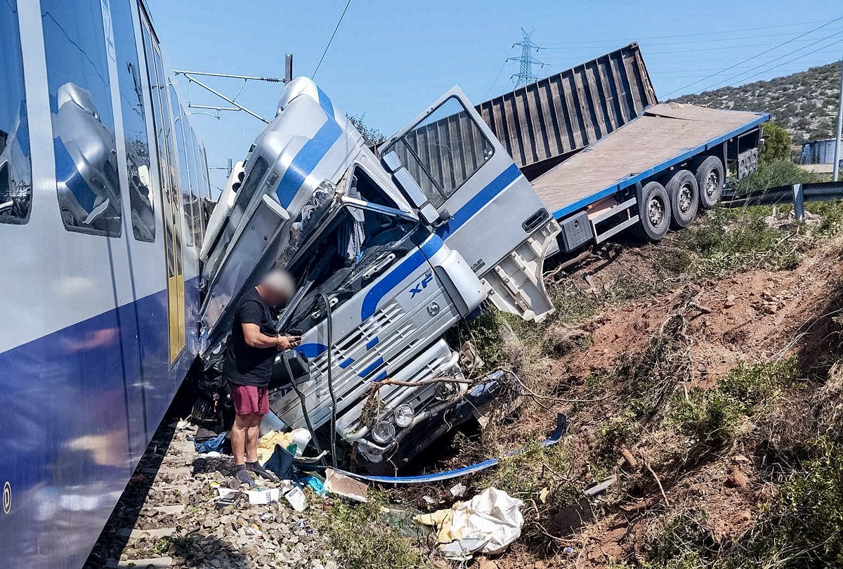 Φορτηγό εξετράπη της πορείας του στη περιοχή Γλυφάδα της Χαλκίδας και κατέληξε πάνω σε διερχόμενη αμαξοστοιχία με 130 επιβάτες. Τρίτη 30 Ιουλίου 2024  (Eviathema.gr