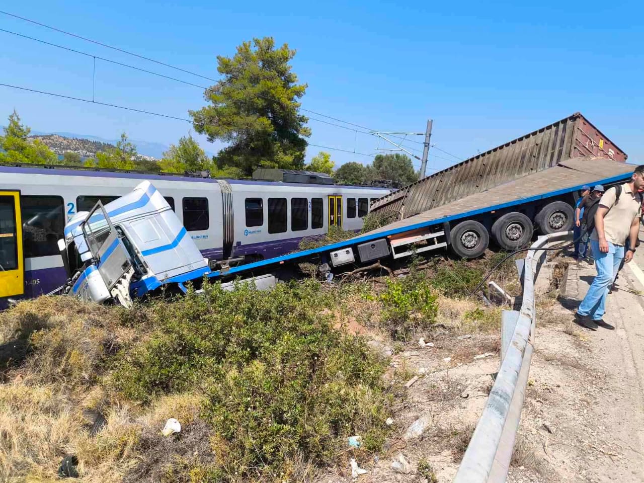 Χαλκίδα: Δύο παιδιά και ένας ενήλικας στο νοσοκομείο από τη σύγκρουση τρένου με φορτηγό