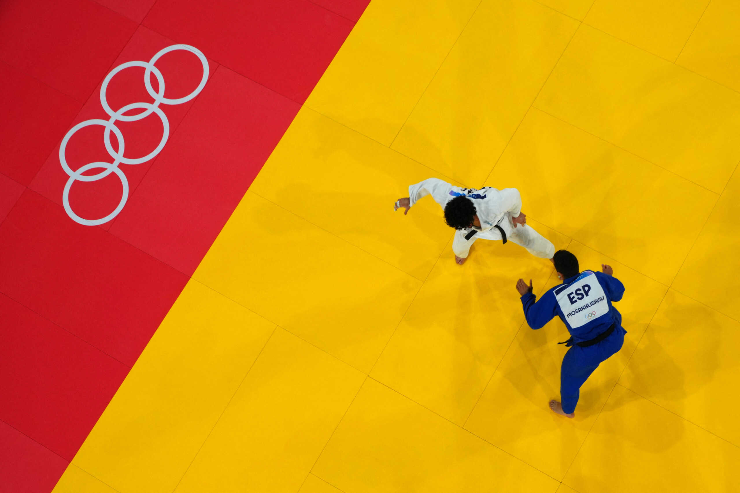 Paris 2024 Olympics - Judo - Men -90 kg Contest for Bronze Medal B - Champ de Mars Arena, Paris, France - July 31, 2024.  Theodoros Tselidis of Greece in action against Tristani Mosakhlishvili of Spain. REUTERS