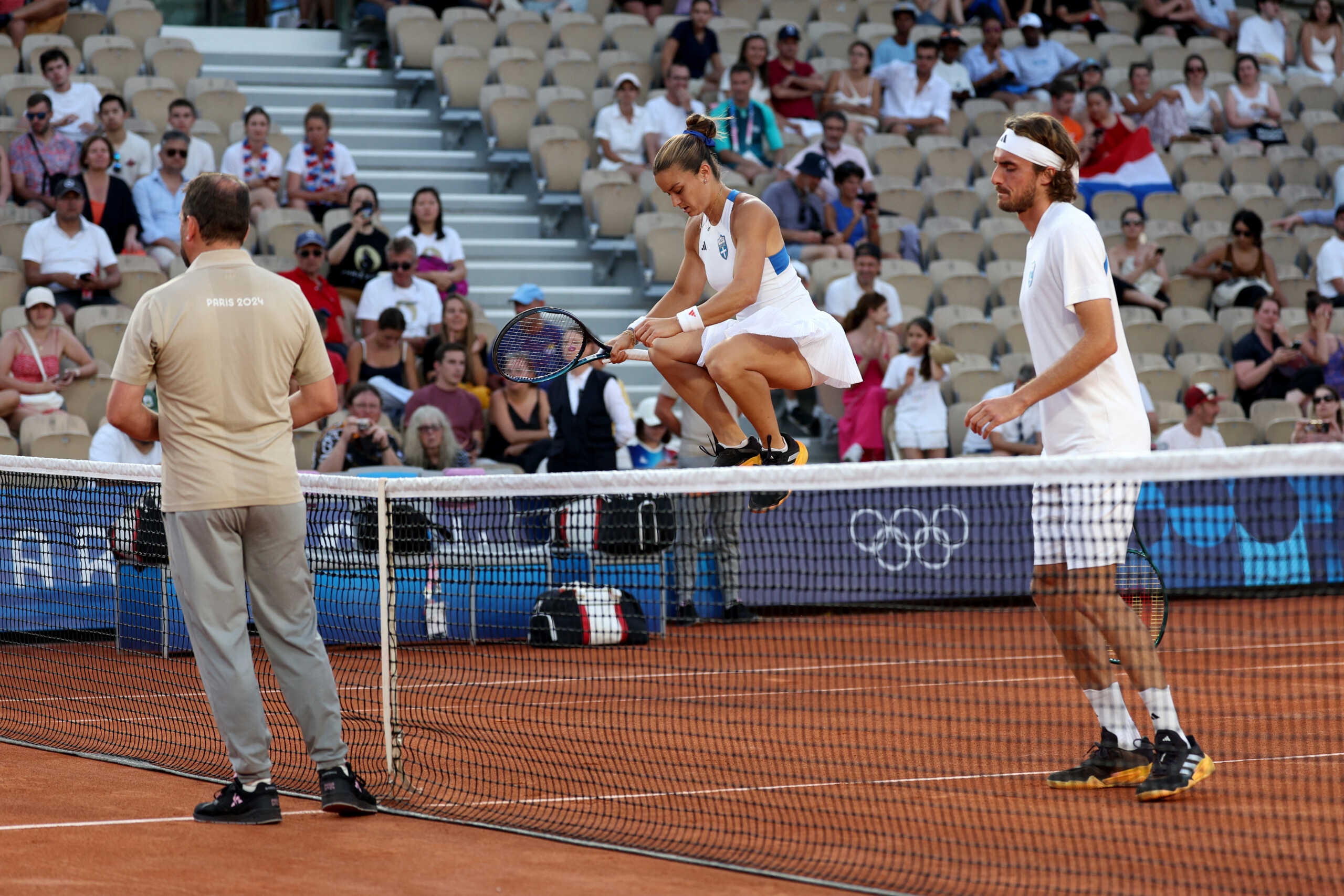 Paris 2024 Olympics - Tennis - Mixed Doubles First Round - Roland-Garros Stadium, Paris, France - July 29, 2024. Maria Sakkari of Greece and Stefanos Tsitsipas of Greece before their match against Demi Schuurs of Netherlands and Wesley Koolhof of Netherlands. REUTERS