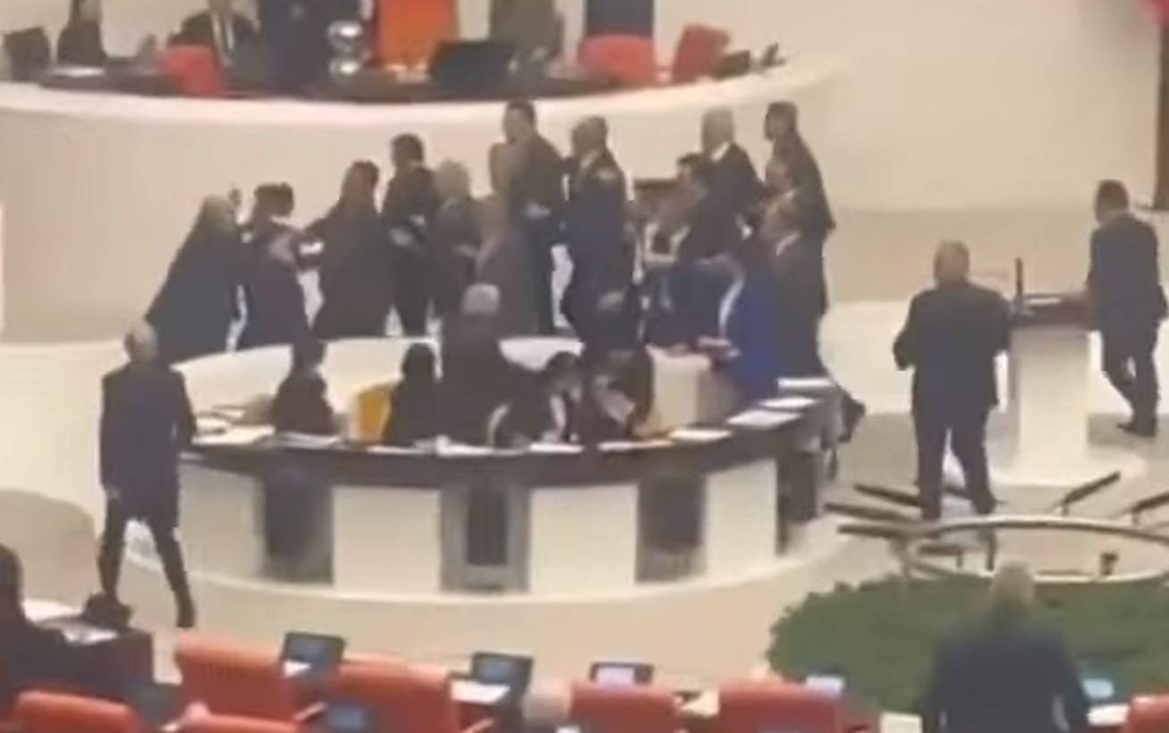 Άγριο ξύλο στην τουρκική βουλή: Υπουργός του Ερντογάν γρονθοκόπησε βουλευτή του φιλοκουρδικού κόμματος