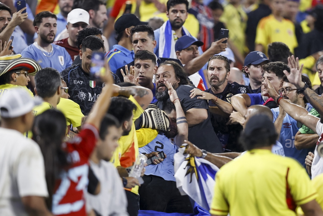 epa11471836 Fans scuffle after the CONMEBOL Copa America 2024 semi-finals match between Uruguay and Colombia in Charlotte, North Carolina, USA, 10 July 2024.  EPA