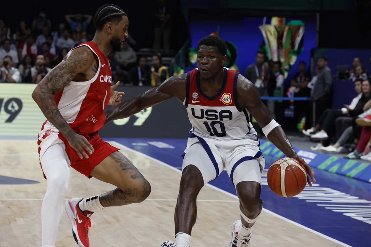 epa10852200 Anthony Edwards of the USA(R) in action against Nickeil Alexander-Walker of Canada during the FIBA Basketball World Cup 2023 third place match between Canada and the USA at the Mall of Asia in Manila, Philippines, 10 September 2023.  EPA