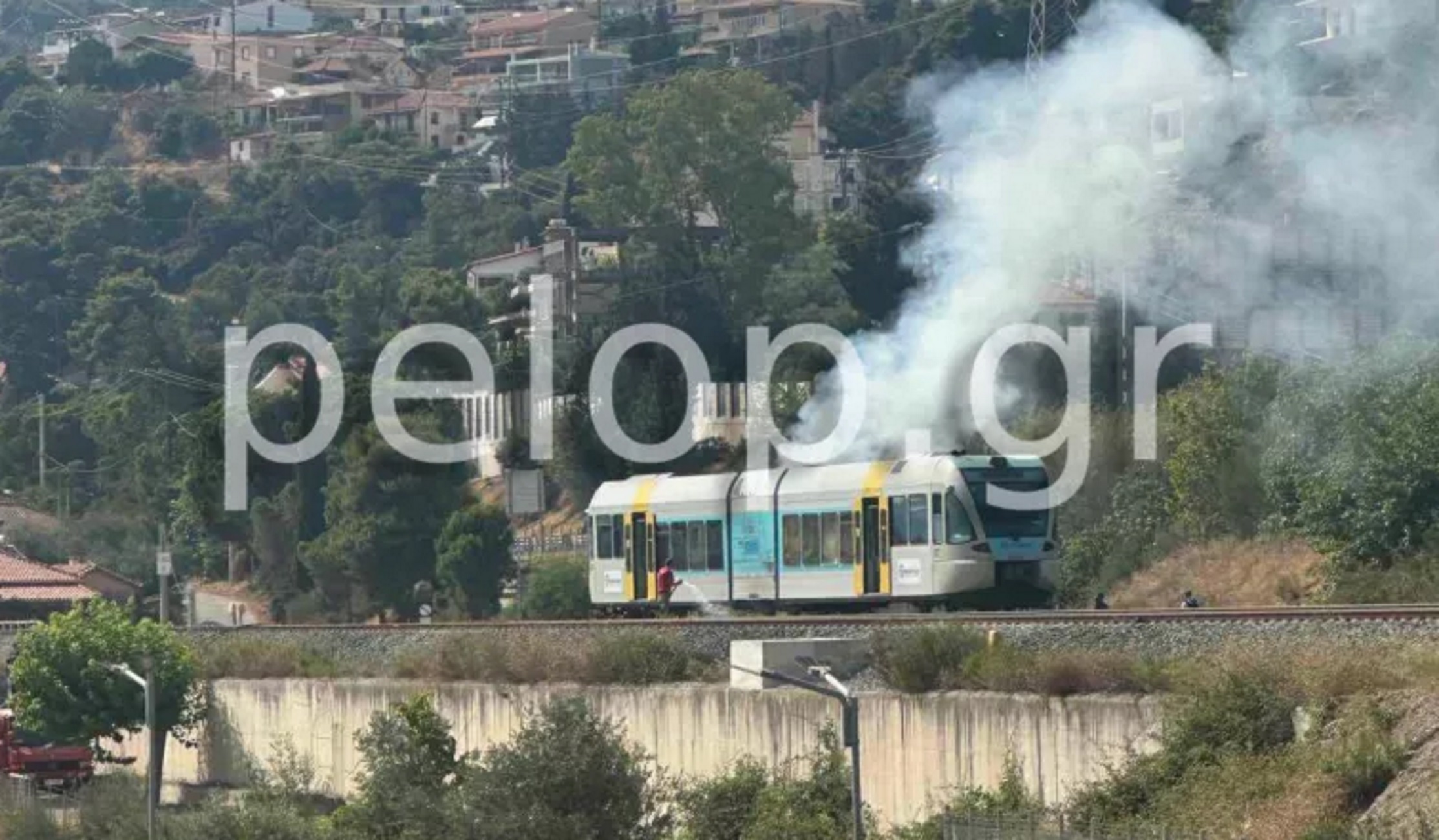 Αχαΐα: Φωτογραφία από τη φωτιά σε βαγόνι του Προαστιακού στην Ακράτα