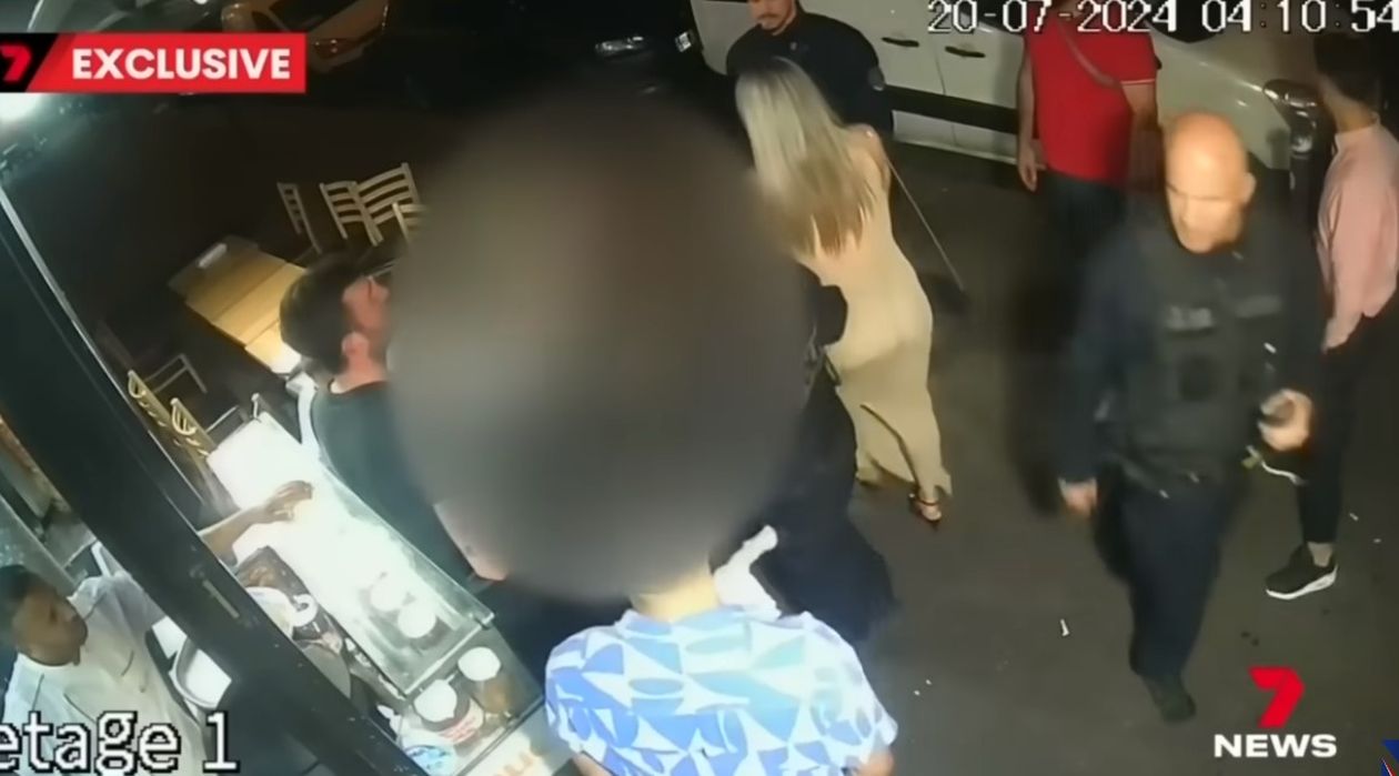 Ομαδικός βιασμός 25χρονης στο Παρίσι: Ο ένας βιαστής τη χτύπησε φιλικά στον ώμο και παρήγγειλε φαγητό