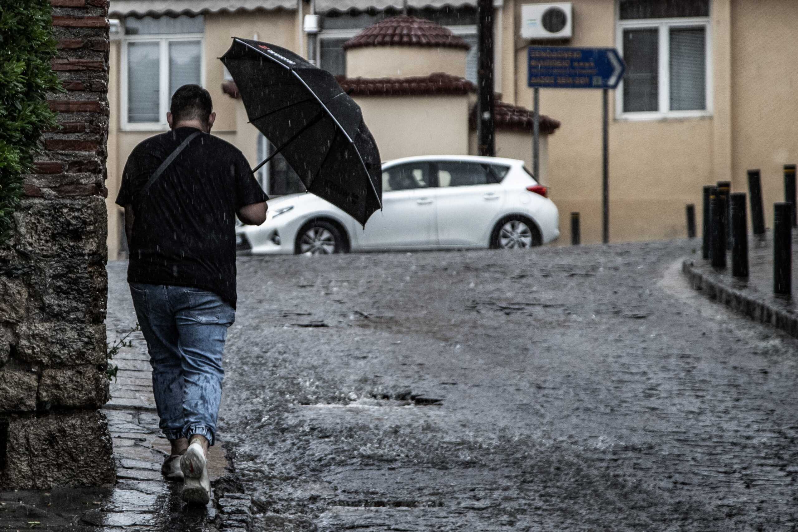 Καιρός: 38άρια έως αύριο και από Πέμπτη επικίνδυνες καταιγίδες και πτώση θερμοκρασίας – «Έρχεται» έκτακτο δελτίο