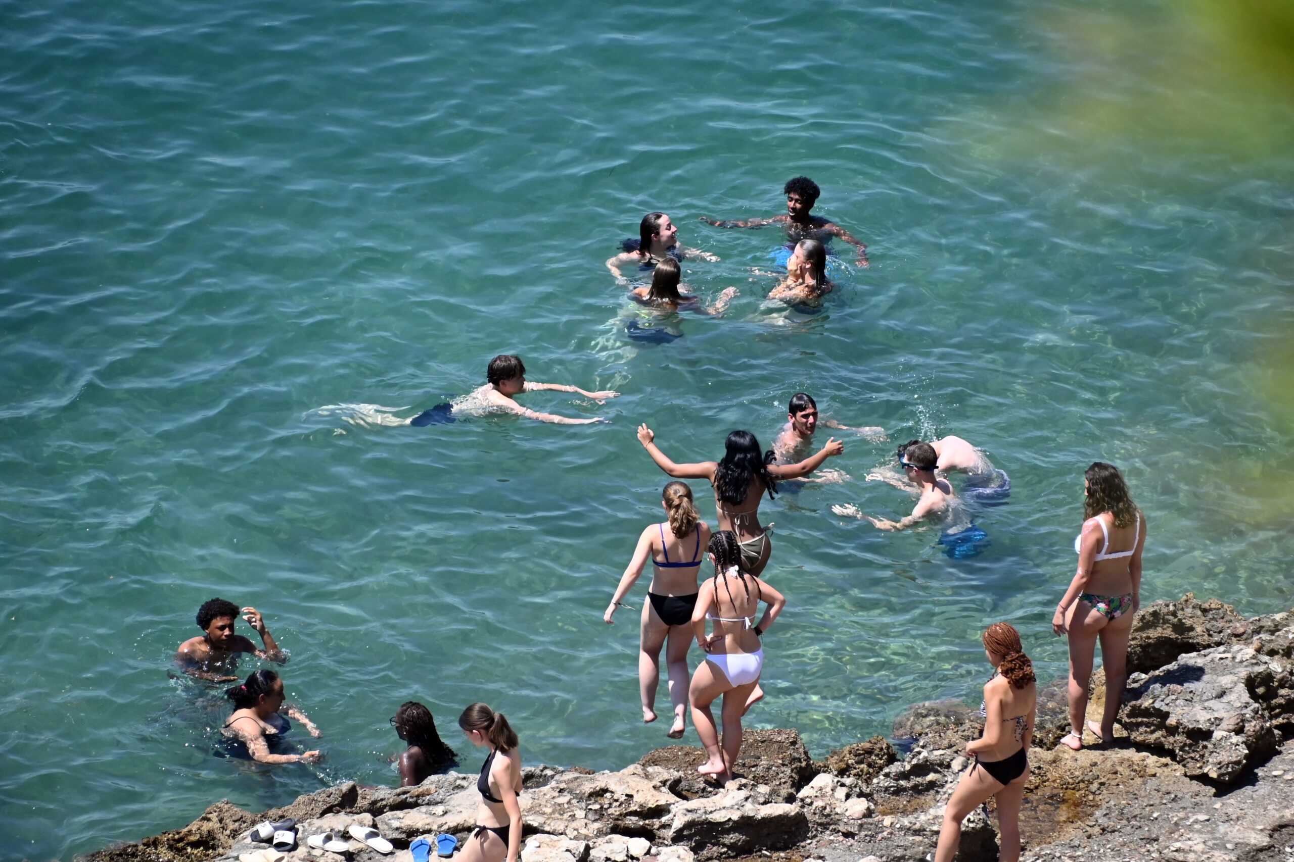 ΑΡΓΟΛΙΔΑ - ΣΤΙΓΜΙΟΤΥΠΟ ΖΕΣΤΗΣ ΚΑΙ ΜΠΑΝΙΟ ΣΤΗ ΠΑΡΑΛΙΑ ΤΗΣ ΑΡΒΑΝΙΤΙΑΣ. (ΒΑΣΙΛΗΣ ΠΑΠΑΔΟΠΟΥΛΟΣ