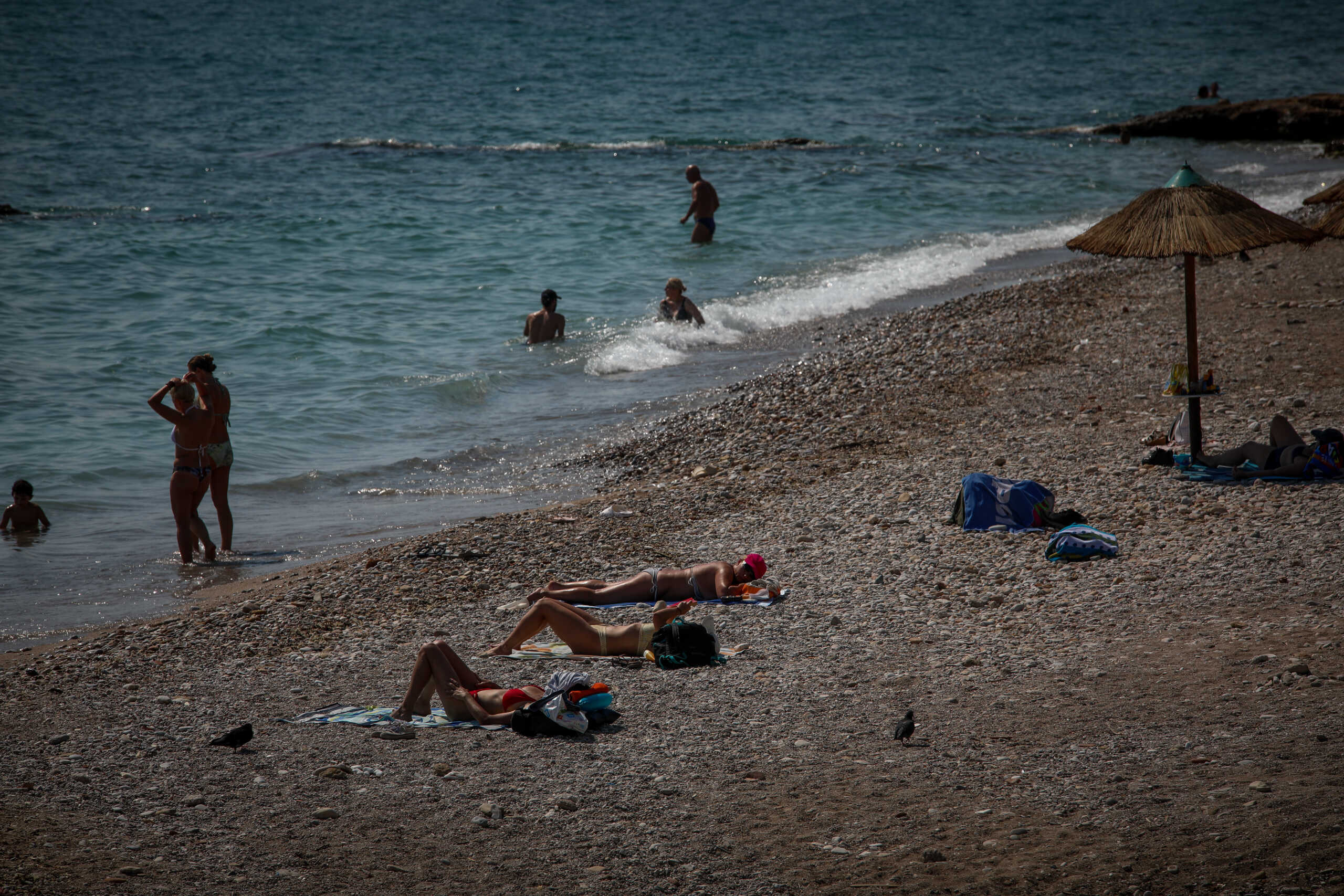 Οι υψηλές θερμοκρασίες σε επίπεδο καύσωνα που πλήττουν την χώρα αρκετές ημέρες τώρα, κρατούν τους κατοίκους της πόλης μέχρι αργά στις παραλίες της Αττικής, Δευτέρα 22 Ιουλίου 2024 (ΜΑΡΙΑΝΘΗ ΤΣΟΜΠΑΝΟΠΟΥΛΟΥ