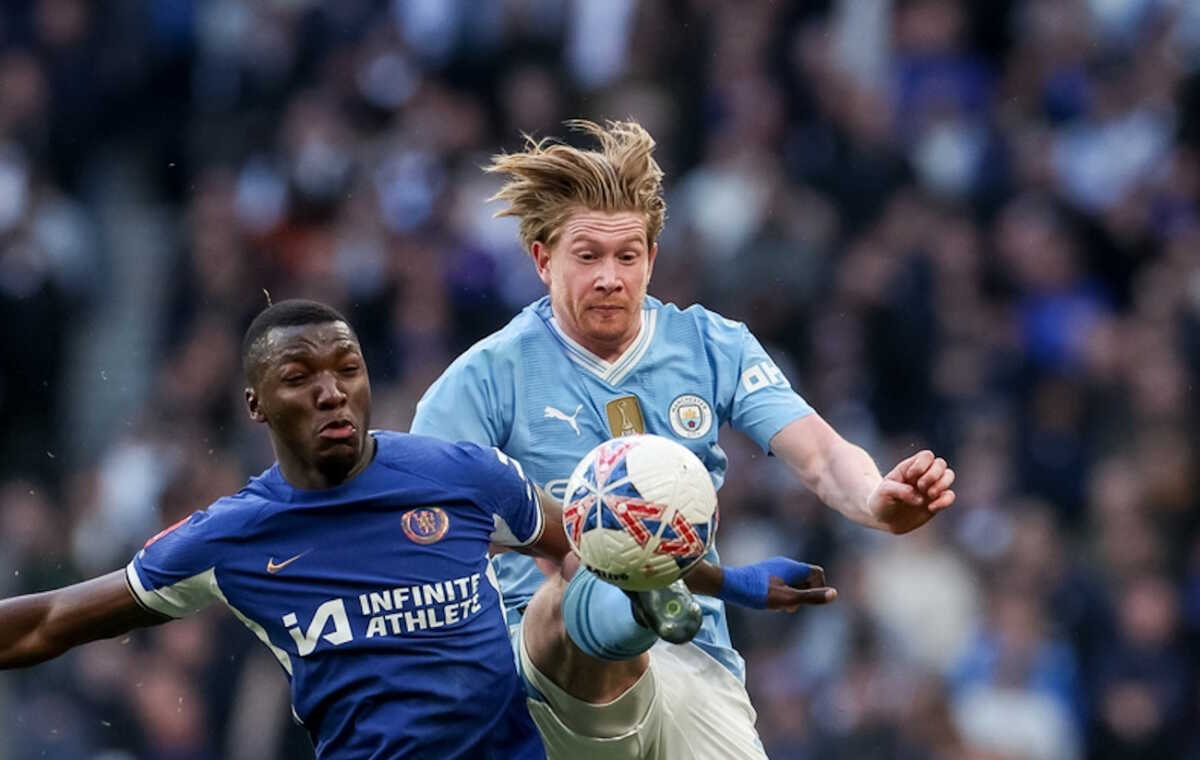 epa11290686 Kevin De Bruyne of Manchester City (R) in action against Moises Caicedo of Chelsea (L) during the FA Cup semi-final soccer match of Manchester City against Chelsea FC, in London, Britain, 20 April 2024.  EPA