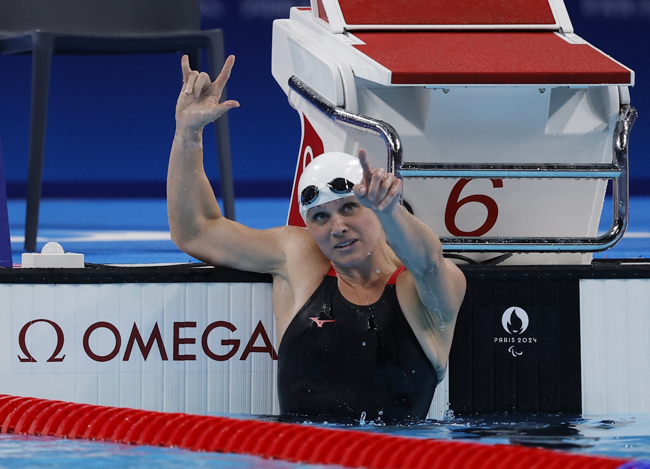 Paris 2024 Paralympics - Swimming - Women's 50m Freestyle - S10 Heats - Paris La Defense Arena, Nanterre, France - August 29, 2024  Christie Raleigh-Crossley of United States celebrates after winning heat 2 and setting a new world record REUTERS